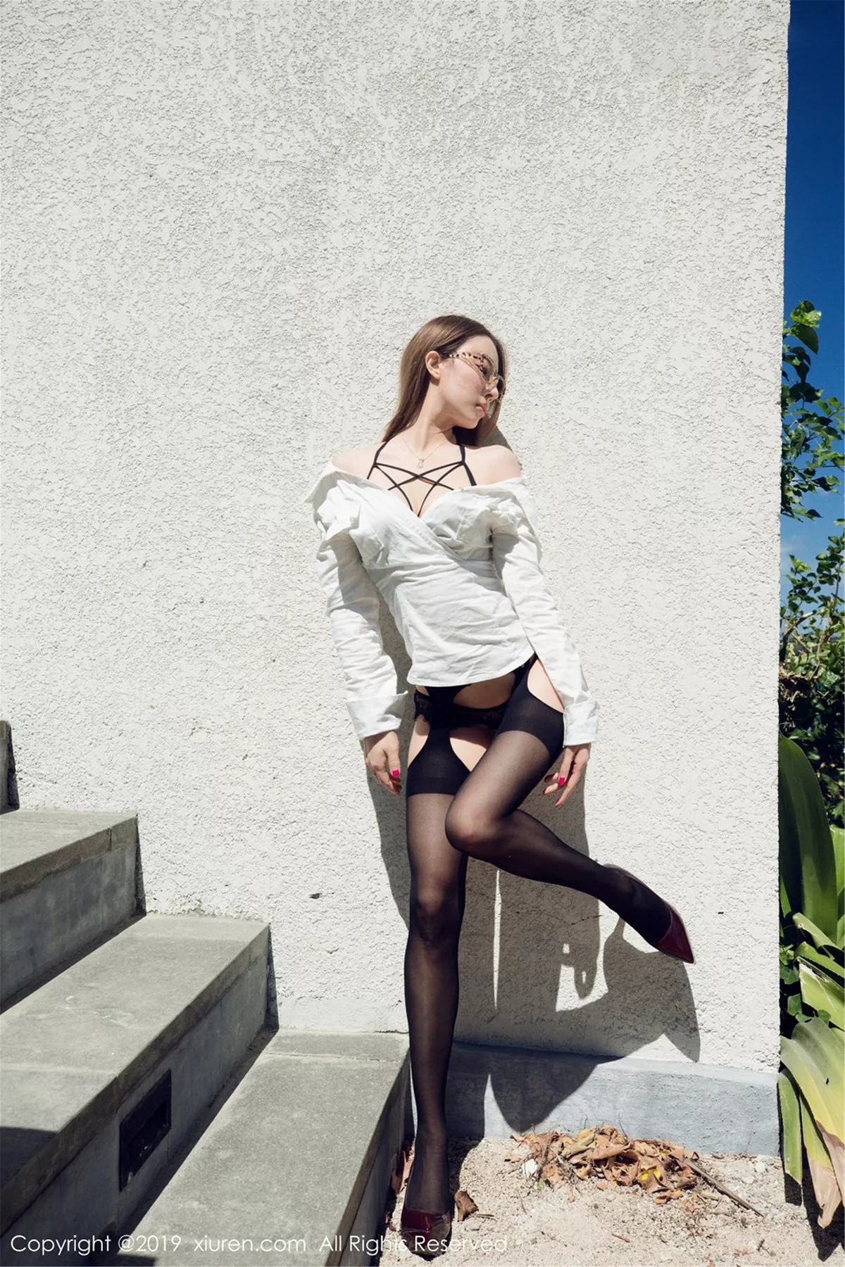 秀人集.com_[XiuRen秀人网]No.1558_嫩模筱慧户外性感白衬衣配黑丝OL职业服饰秀完美身材诱惑写真63P