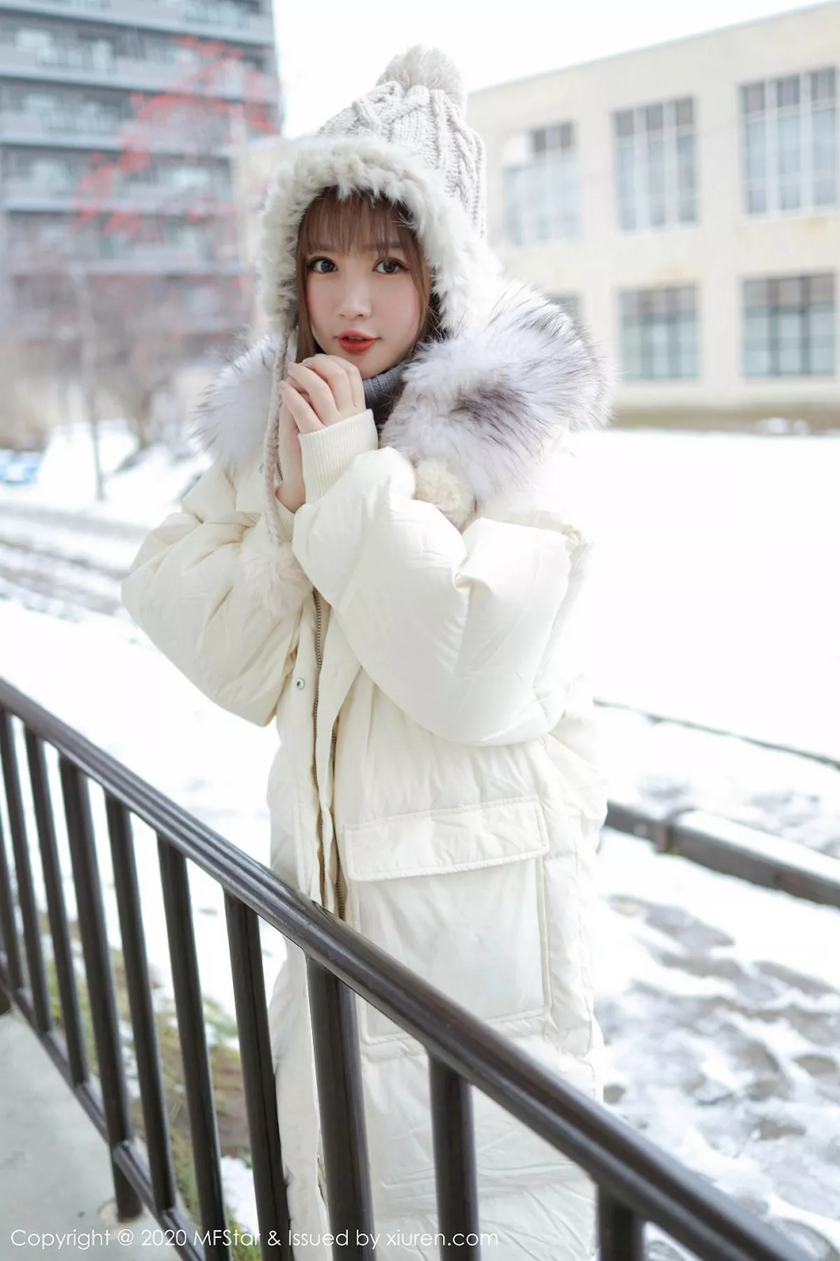 秀人集.com_[MFStar模范学院]Vol.262_嫩模恩率babe北海道旅拍雪地性感开背毛衣诱惑写真50P