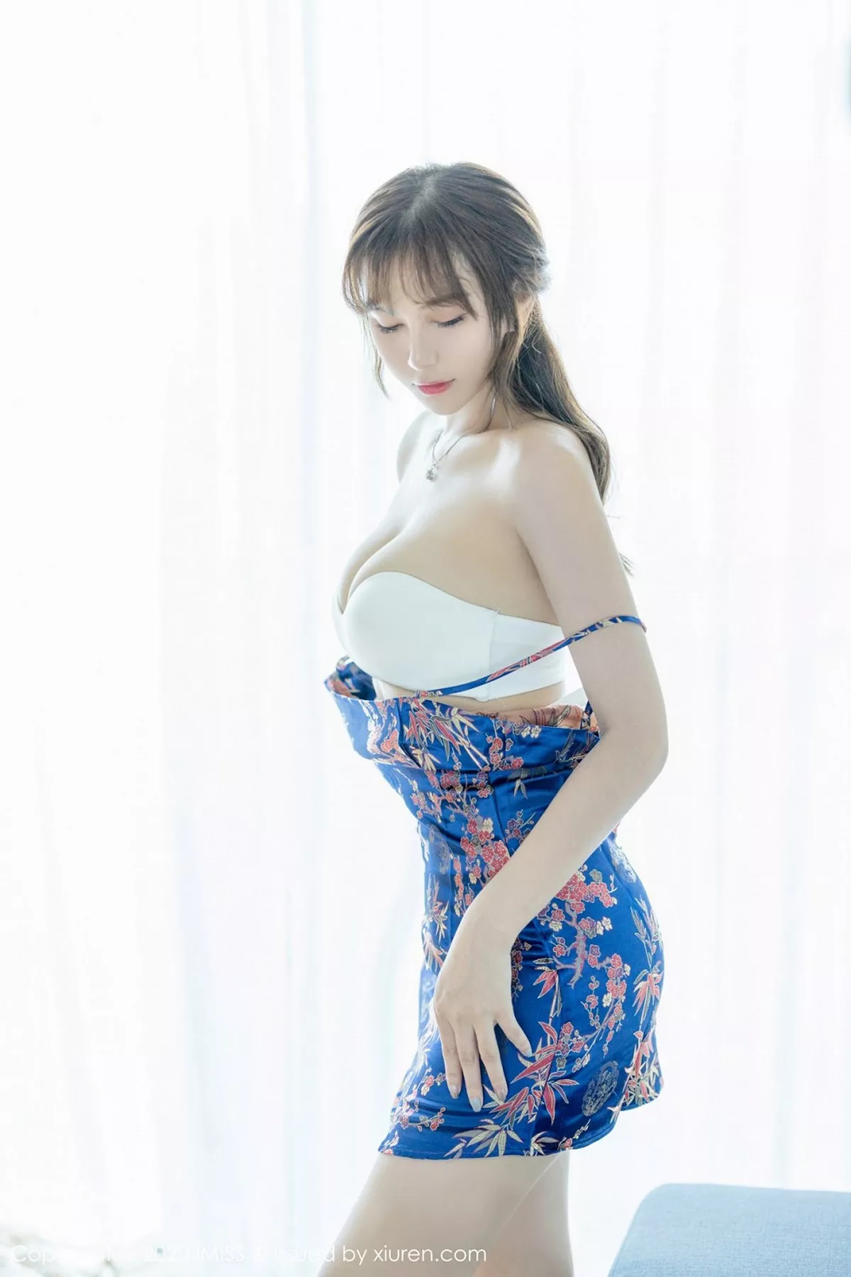 秀人集.com_[IMISS爱蜜社]Vol.446_气质女神Lavinia肉肉清迈旅拍绚丽吊裙配暗黑丝袜诱惑写真38P