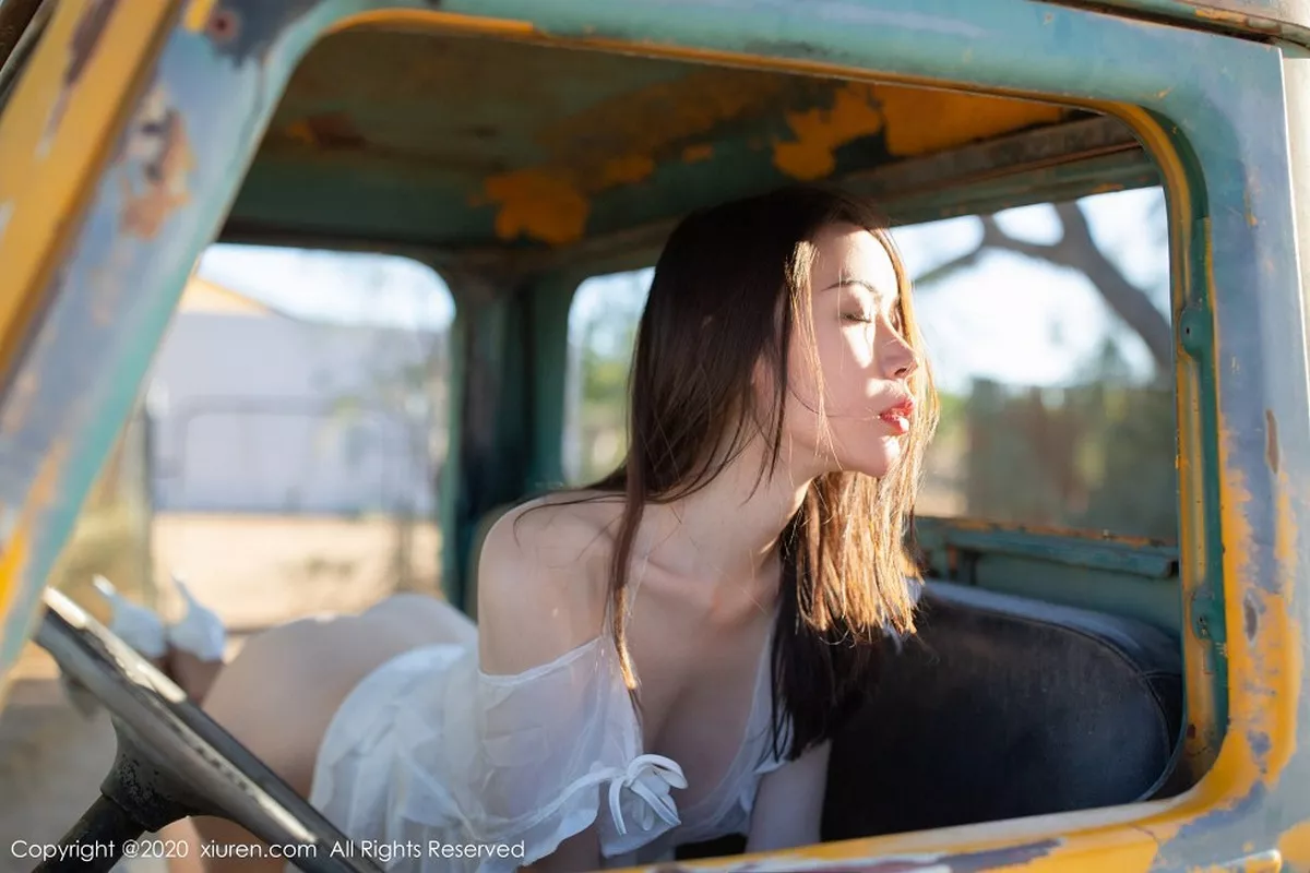 秀人集.com_[XiuRen秀人网]No.2028_嫩模梦心月美国旅拍美式酒吧主题真空白色内衣惹火诱惑写真61P