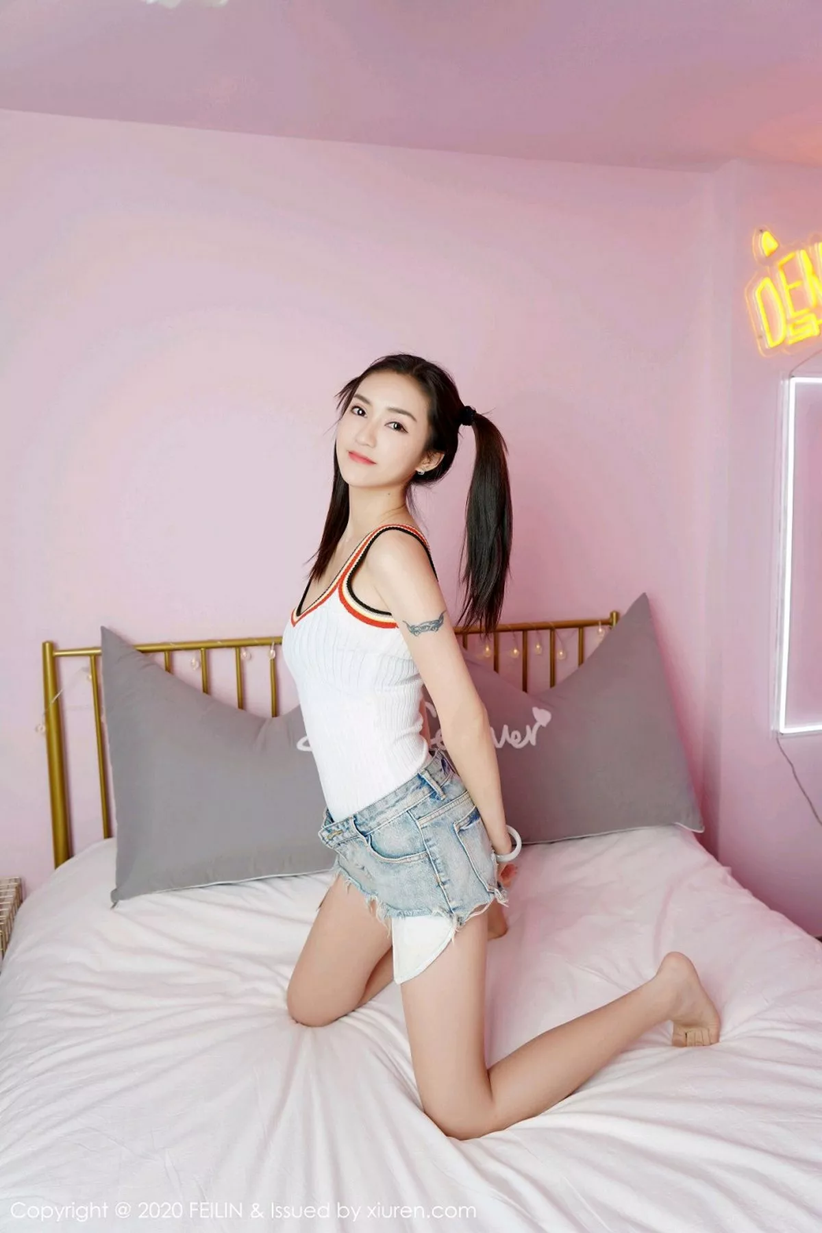 秀人集.com_[FeiLin嗲囡囡]VOL.228_双马尾辫嫩模刀妹私房性感牛仔短裤半脱秀苗条身材写真99P
