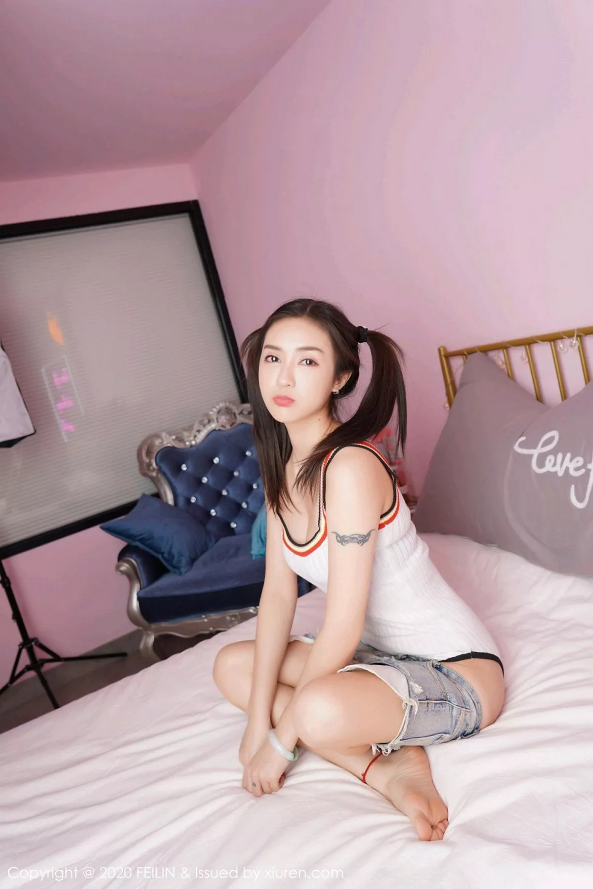 秀人集.com_[FeiLin嗲囡囡]VOL.228_双马尾辫嫩模刀妹私房性感牛仔短裤半脱秀苗条身材写真99P