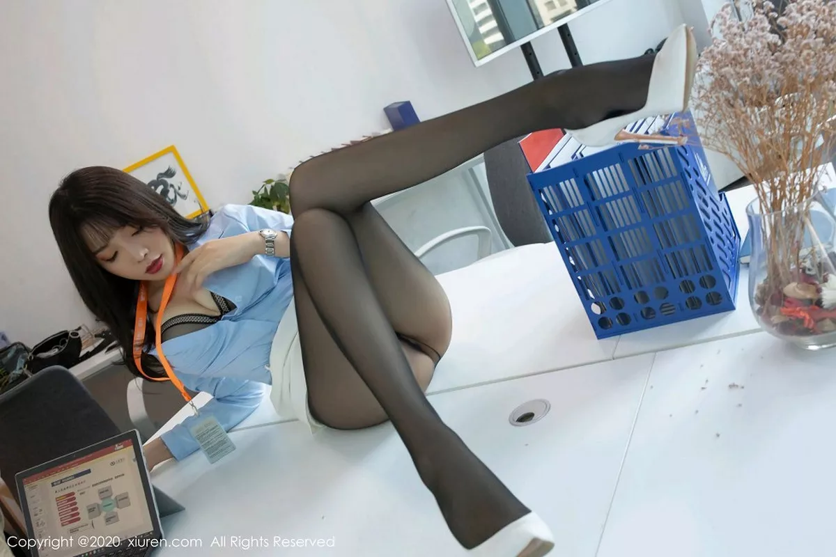 秀人集.com_[XiuRen秀人网]No.2047_女神芝芝Booty办公室主题蓝色职业装半脱露完美身材诱惑写真62P