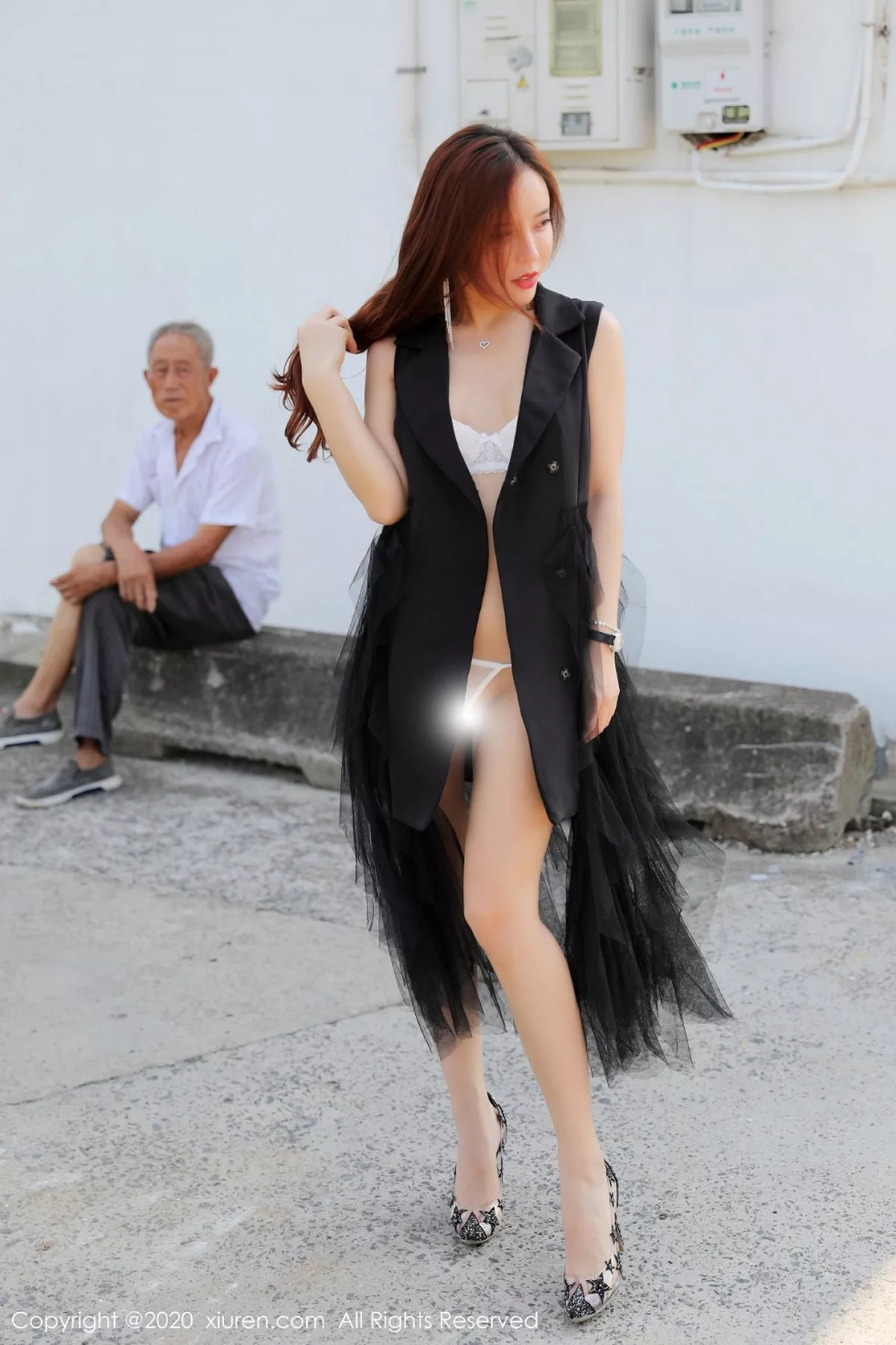 秀人集.com_[XiuRen秀人网]No.2048_嫩模艾小青户外大胆外拍性感白色情趣内衣露火辣身材诱惑写真48P