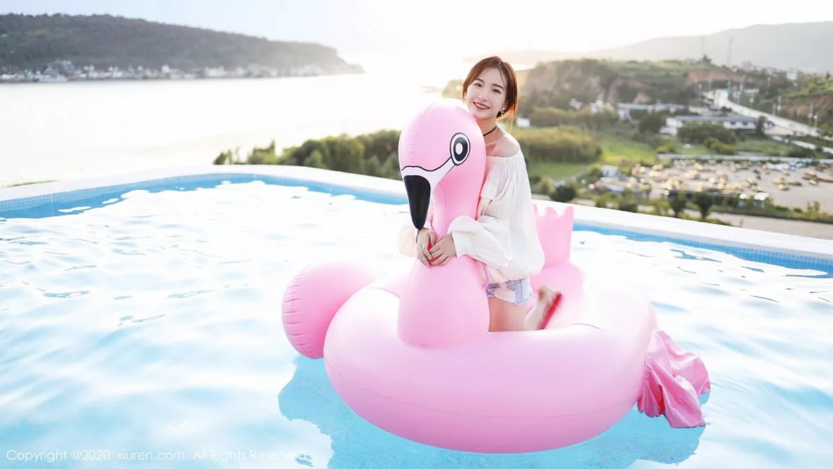 秀人集.com_[XiuRen秀人网]No.1956_嫩模艺儿拿铁户外泳池边纯白上衣配牛仔短裤清新风迷人写真42P