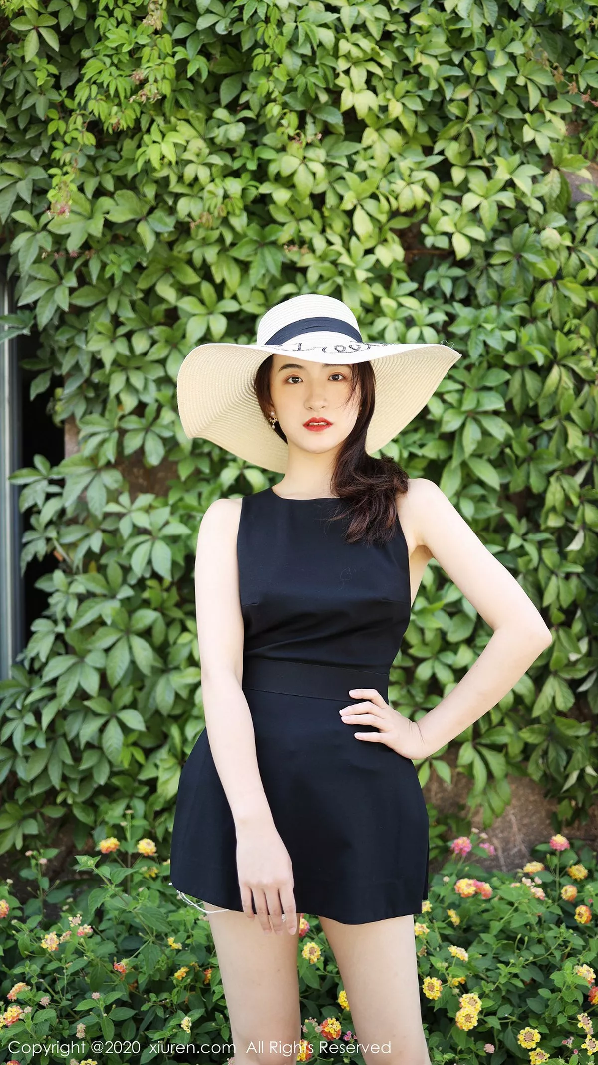 秀人集.com_[XiuRen秀人网]No.1956_嫩模艺儿拿铁户外泳池边纯白上衣配牛仔短裤清新风迷人写真42P