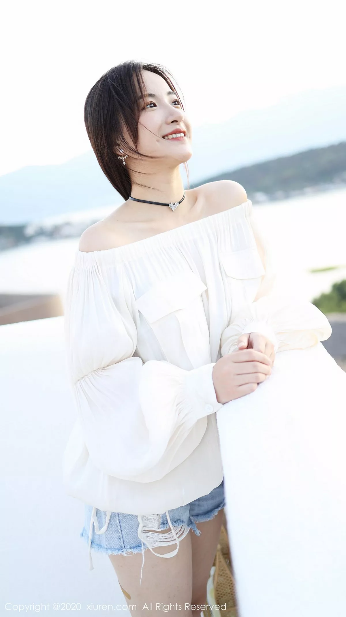 秀人集.com_[XiuRen秀人网]No.1956_嫩模艺儿拿铁户外泳池边纯白上衣配牛仔短裤清新风迷人写真42P