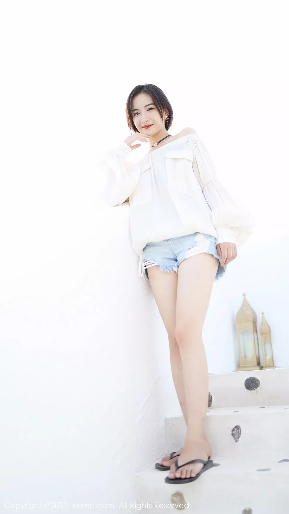 秀人集.com_[XiuRen秀人网]No.1956_嫩模艺儿拿铁户外泳池边纯白上衣配牛仔短裤清新风迷人写真42P