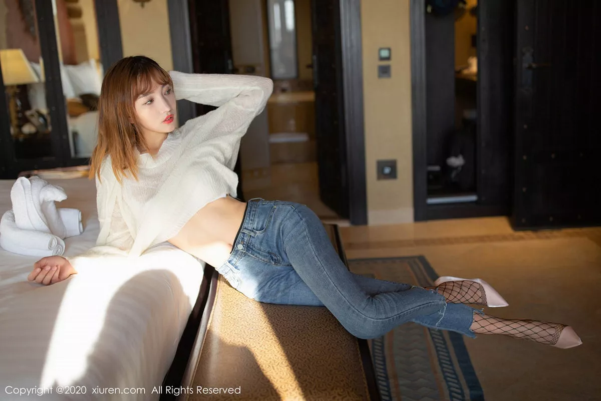 秀人集.com_[XiuRen秀人网]No.1988_嫩模陆萱萱异域沙漠脱牛仔裤露黑网袜秀完美身材魅惑写真82P