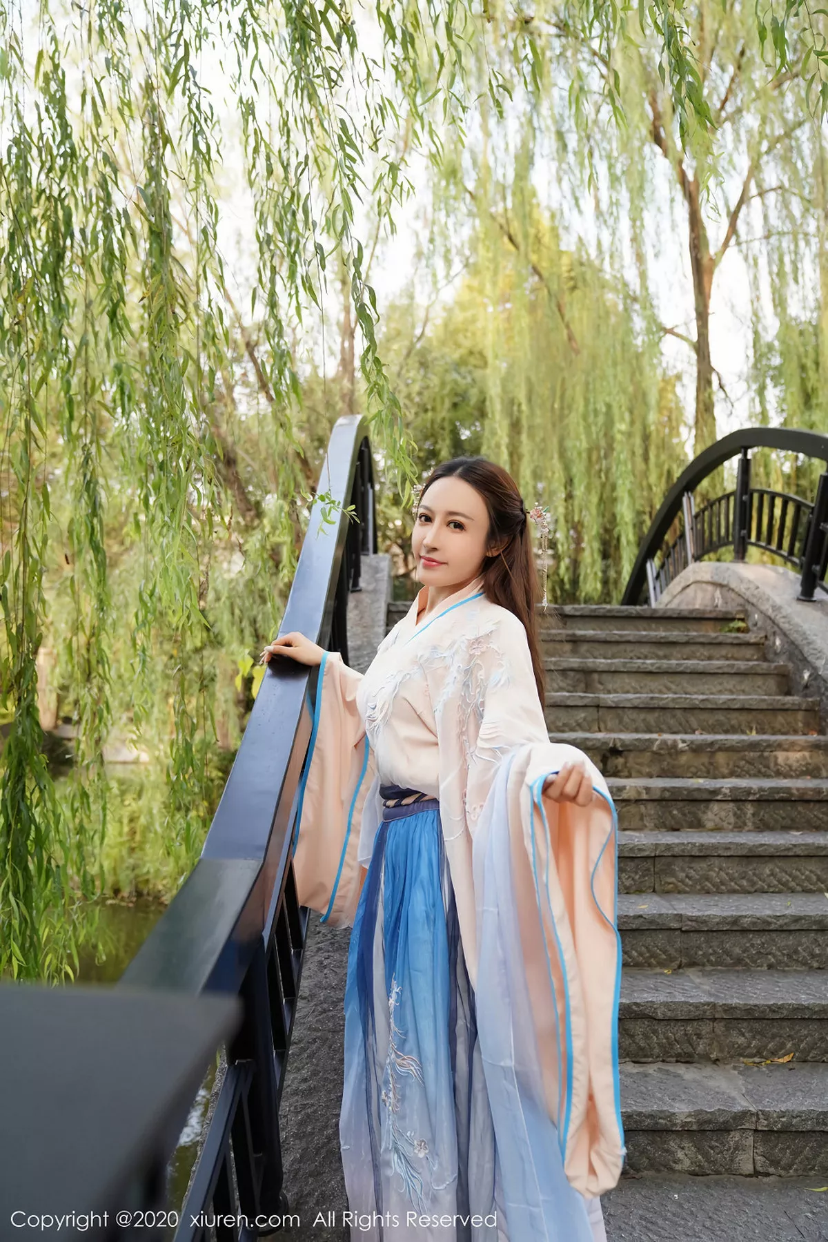 秀人集.com_[XiuRen秀人网]No.1983_嫩模周井空室外园林古装服饰半脱秀火辣身材撩人诱惑写真41P