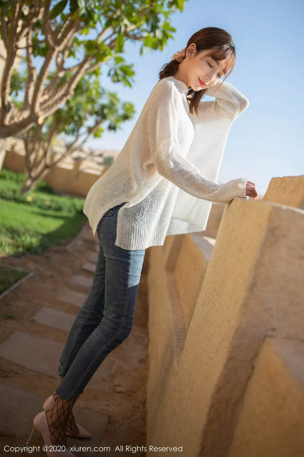 秀人集.com_[XiuRen秀人网]No.1988_嫩模陆萱萱异域沙漠脱牛仔裤露黑网袜秀完美身材魅惑写真82P