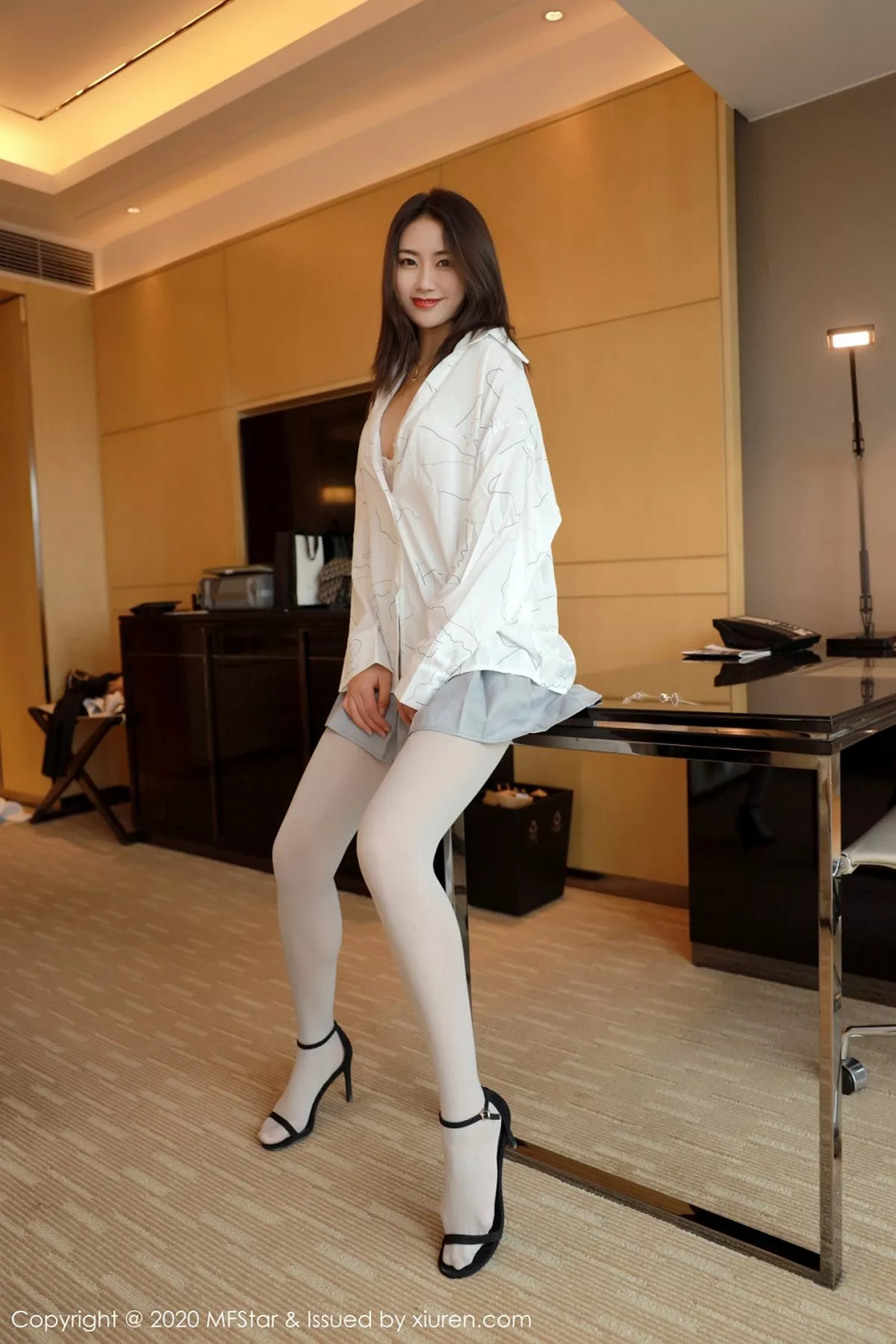 秀人集.com_[MFStar模范学院]Vol.303_嫩模方子萱私房经典衬衫短裙丝袜JK服饰撩人诱惑写真49P