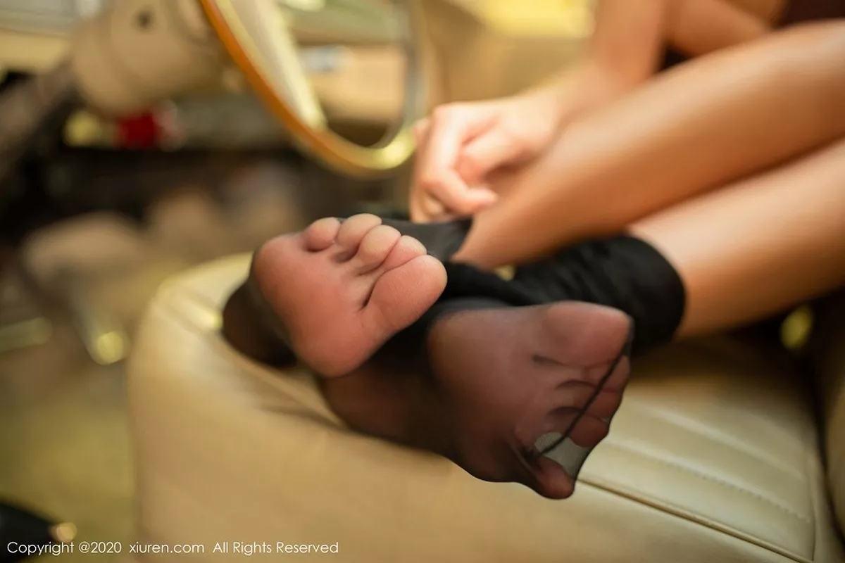 秀人集.com_[XiuRen秀人网]No.2141_嫩模就是阿朱啊老爷车车拍主题无内黑丝裤袜秀翘臀魅惑写真118P