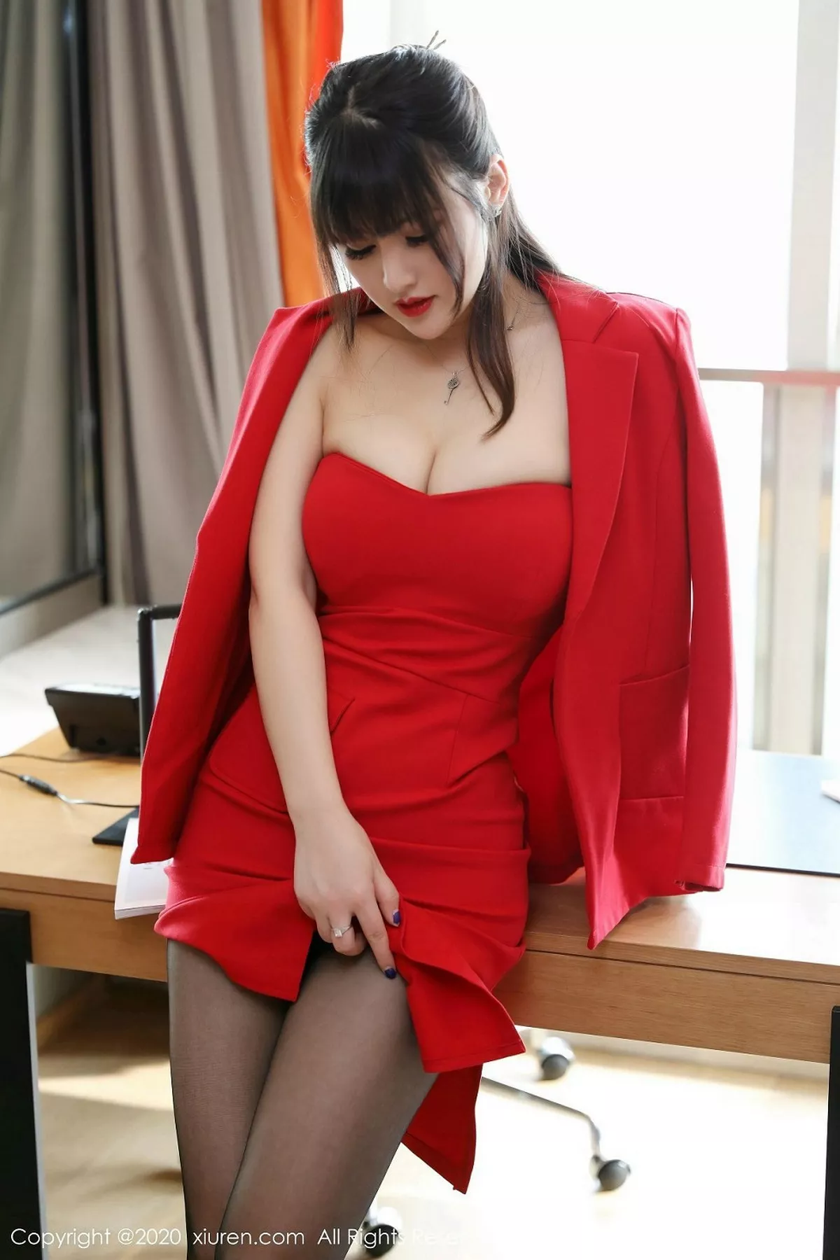 秀人集.com_[XiuRen秀人网]No.2087_嫩模诗诗kiki私房红色连身裙配无内黑丝裤袜秀翘臀诱惑写真72P