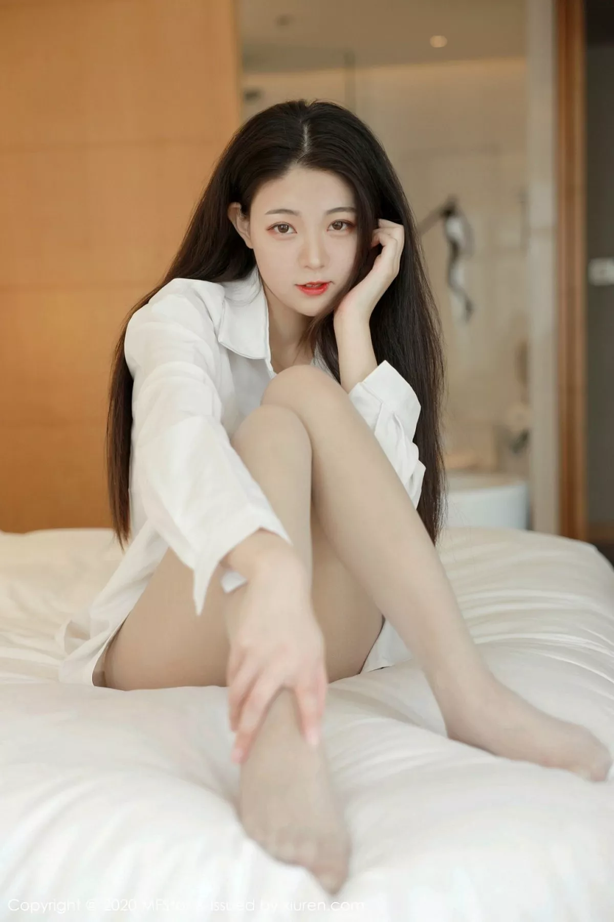 秀人集.com_[MFStar模范学院]Vol.321_嫩模Laura张小妮私房白衬衣配无内肉丝裤袜秀翘臀诱惑写真58P