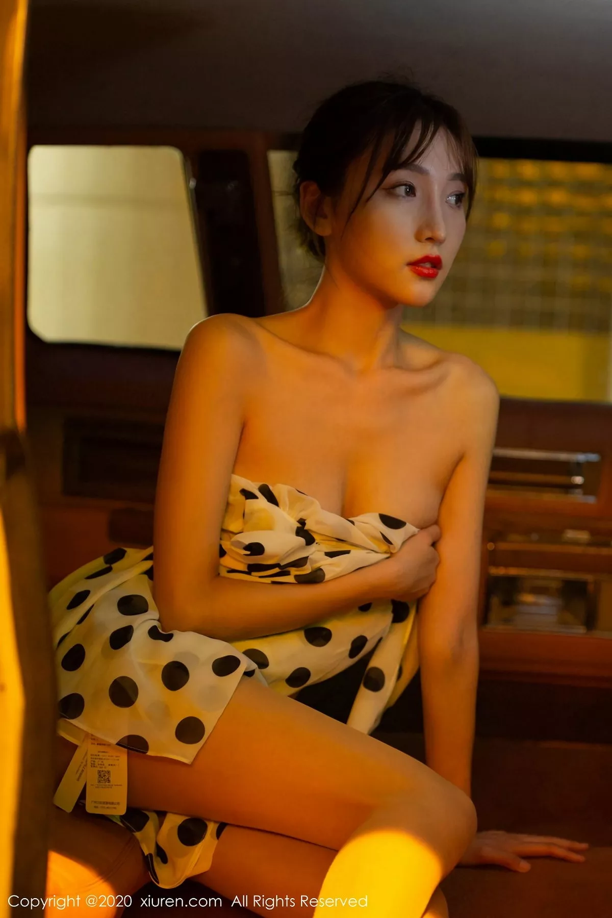 秀人集.com_[XiuRen秀人网]No.2222_嫩模陆萱萱出租车司机主题车内半脱露曼妙身材撩人诱惑写真76P