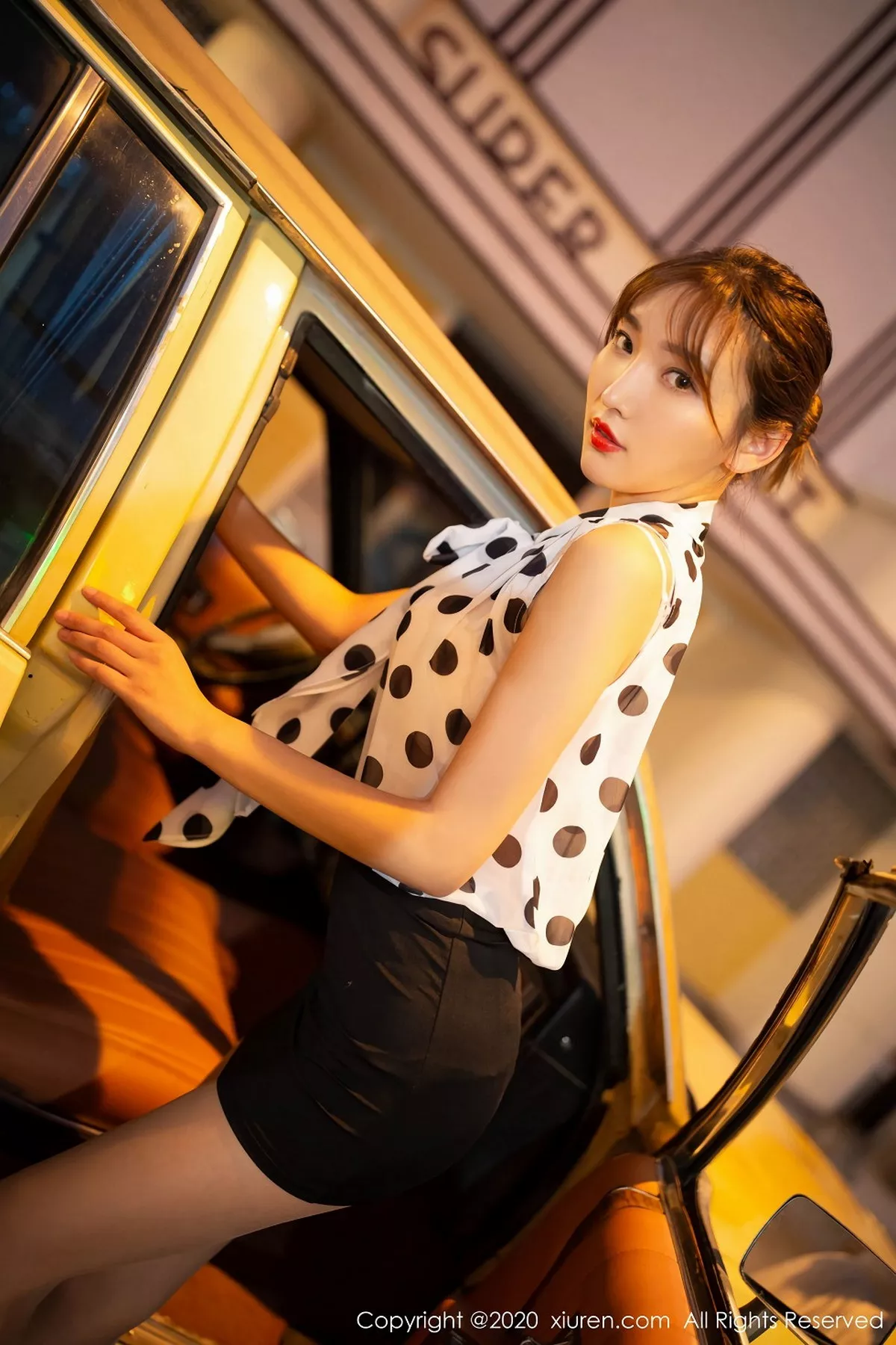 秀人集.com_[XiuRen秀人网]No.2222_嫩模陆萱萱出租车司机主题车内半脱露曼妙身材撩人诱惑写真76P