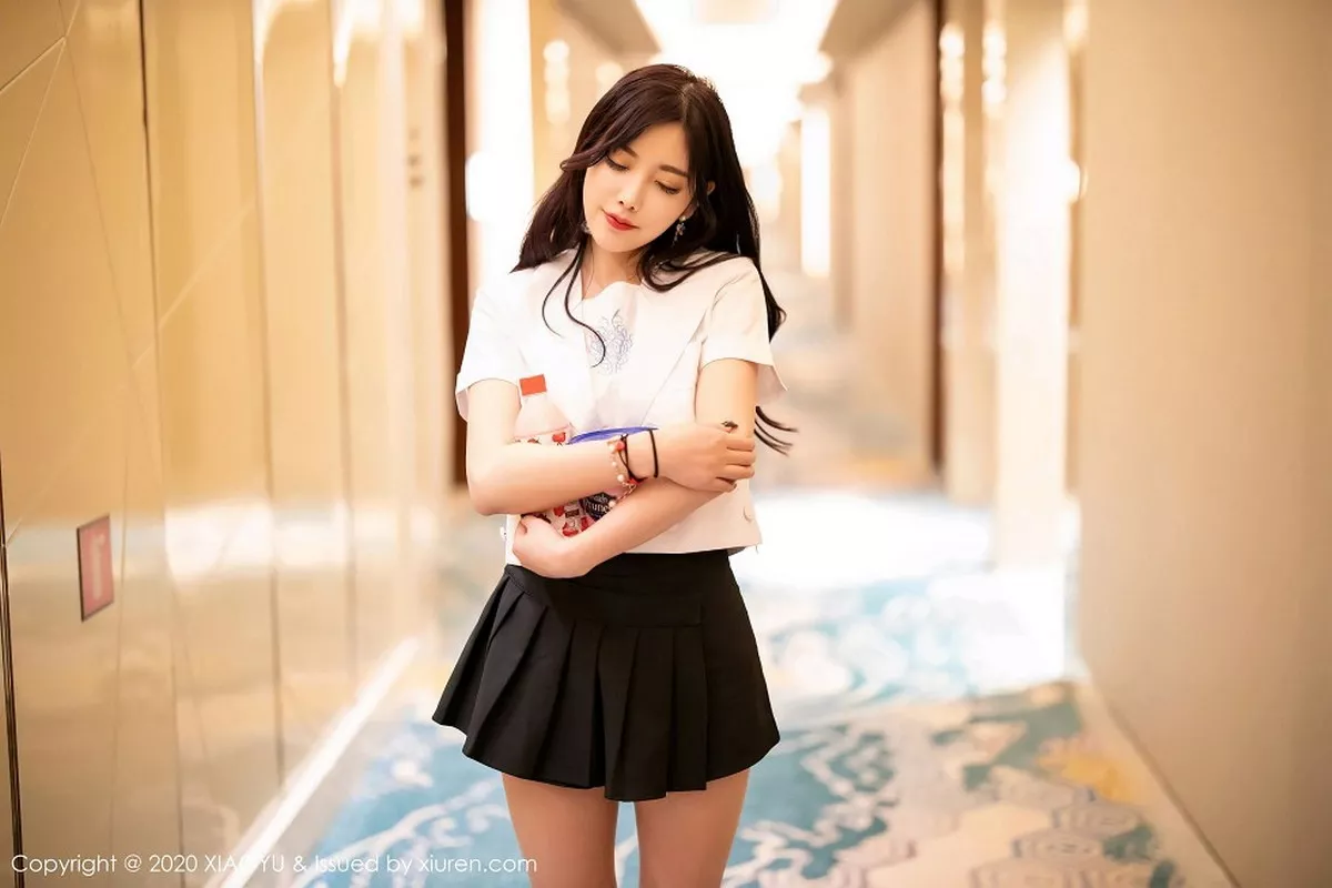 秀人集.com_[XiaoYu画语界]Vol.305_女神杨晨晨sugar澳门旅拍剧情镜头下JK制服半脱诱惑写真89P