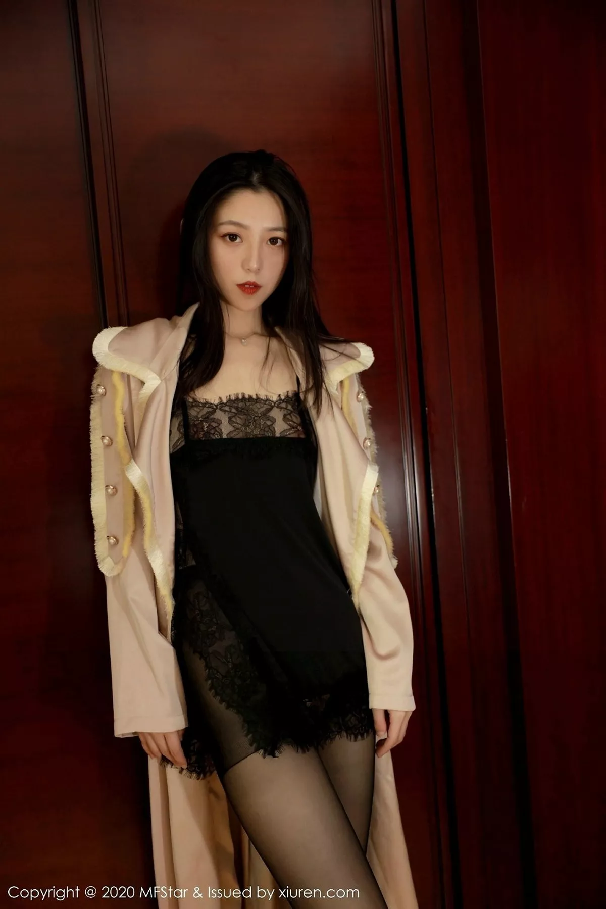 秀人集.com_[MFStar模范学院]Vol.325_嫩模言沫私房黑色缕空情趣内衣配开档黑丝极致魅惑写真61P