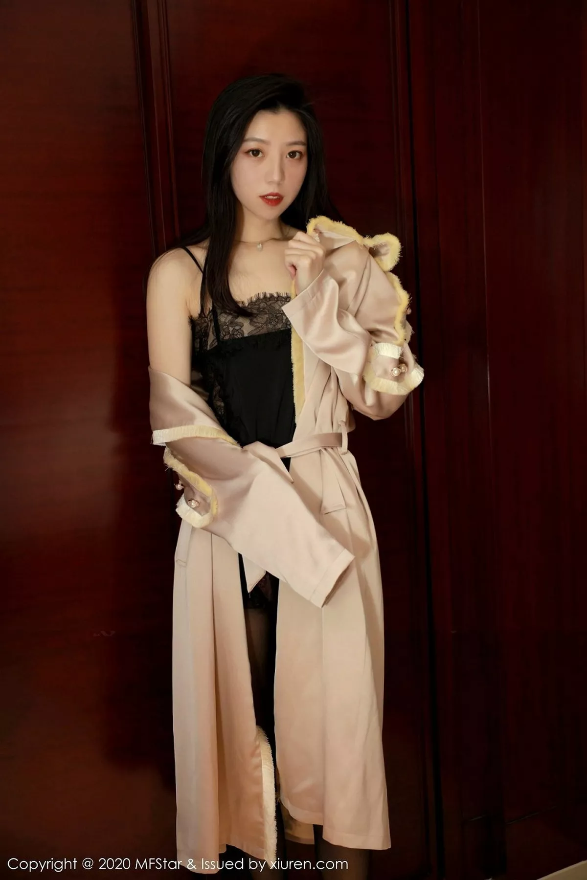 秀人集.com_[MFStar模范学院]Vol.325_嫩模言沫私房黑色缕空情趣内衣配开档黑丝极致魅惑写真61P