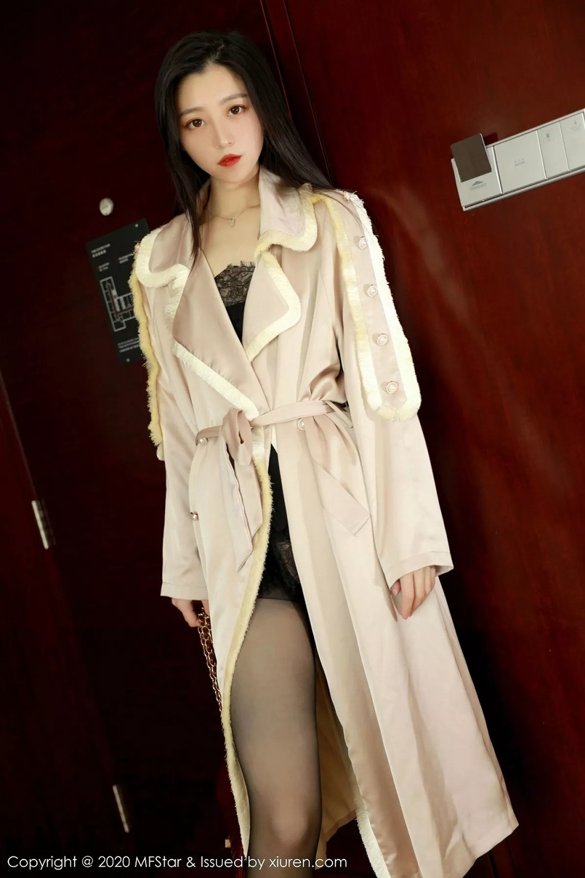 秀人集.com_[MFStar模范学院]Vol.325_嫩模言沫私房黑色缕空情趣内衣配开档黑丝极致魅惑写真61P