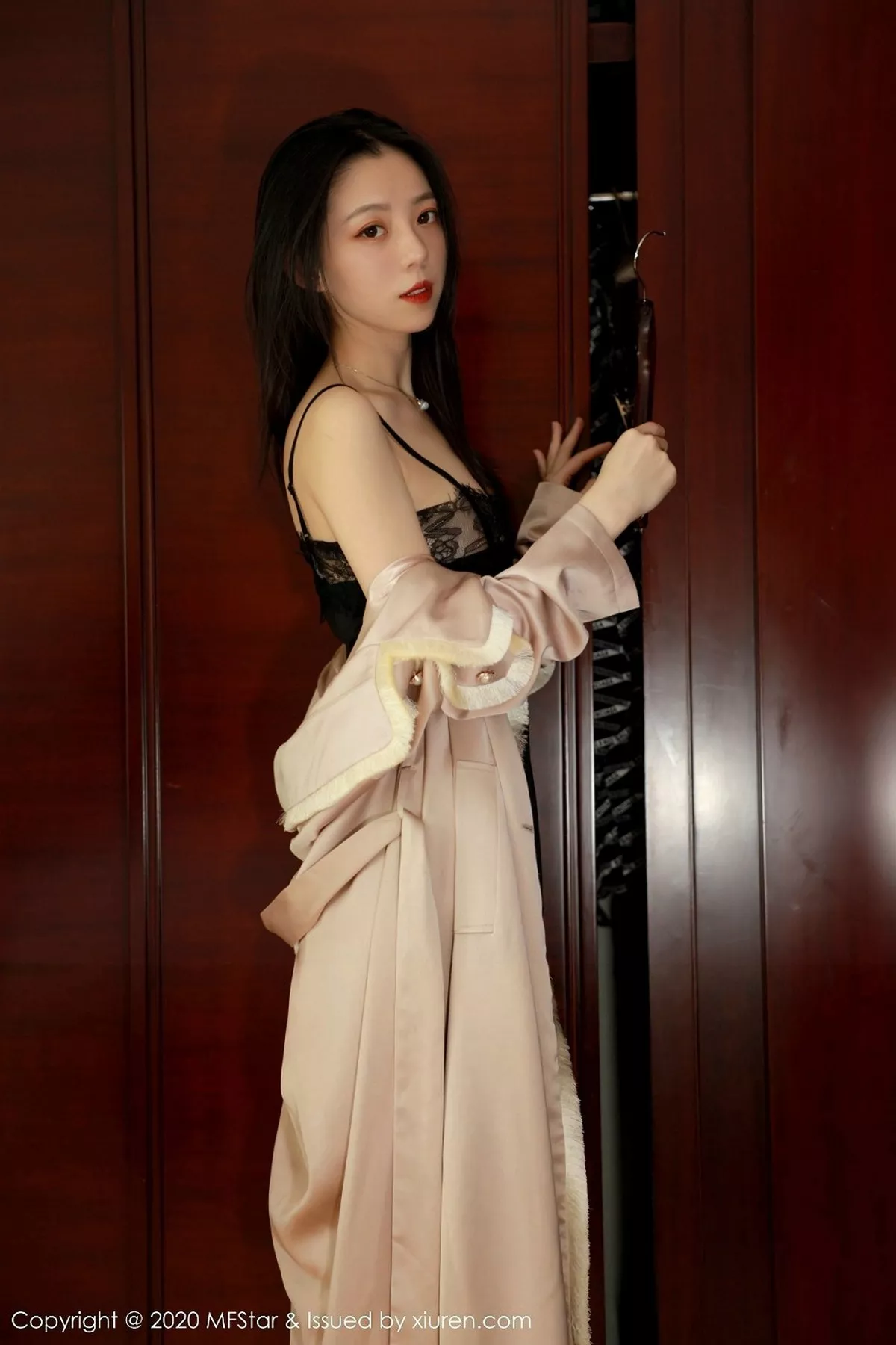 秀人集.com_[MFStar模范学院]Vol.325_嫩模言沫私房黑色缕空情趣内衣配开档黑丝极致魅惑写真61P