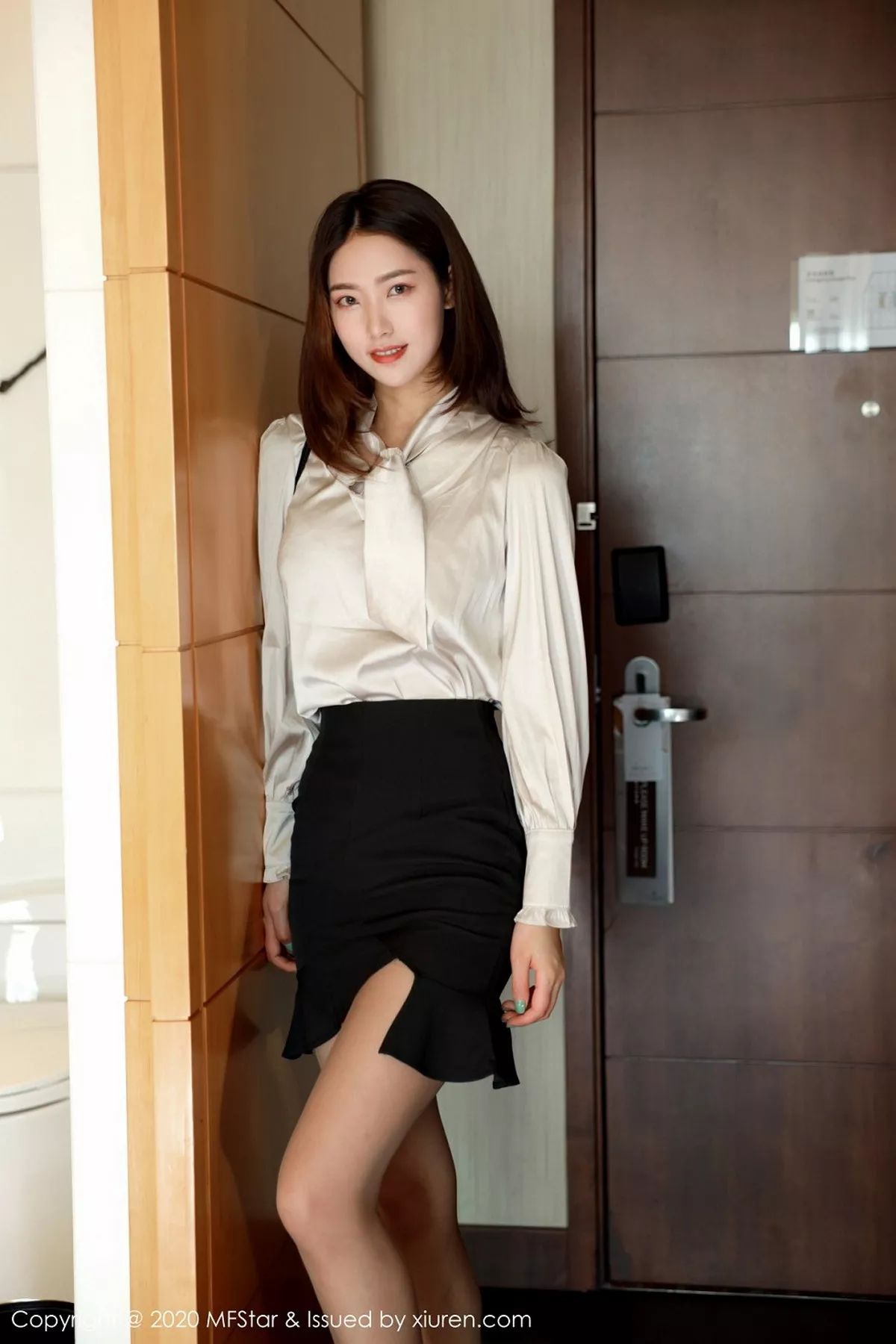 秀人集.com_[MFStar模范学院]Vol.328_嫩模方子萱典雅服饰半脱露性感内衣秀完美身材诱惑写真57P