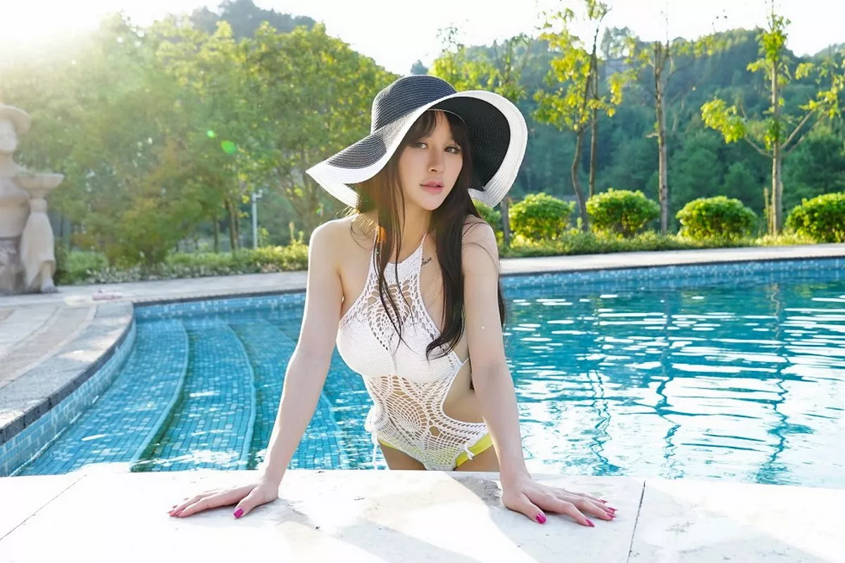 秀人集.com_[FeiLin嗲囡囡]VOL.233_嫩模Cheryl青树泳池边性感比基尼+私房黑丝主题完美诱惑写真100P