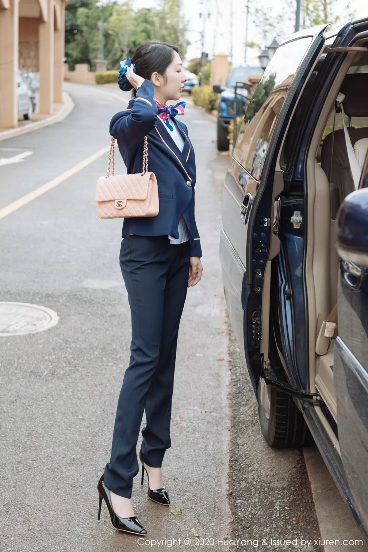 秀人集.com_[HuaYang花漾]Vol.248_女神Angela小热巴云南旅拍职业装车拍开档肉丝裤袜诱惑写真53P