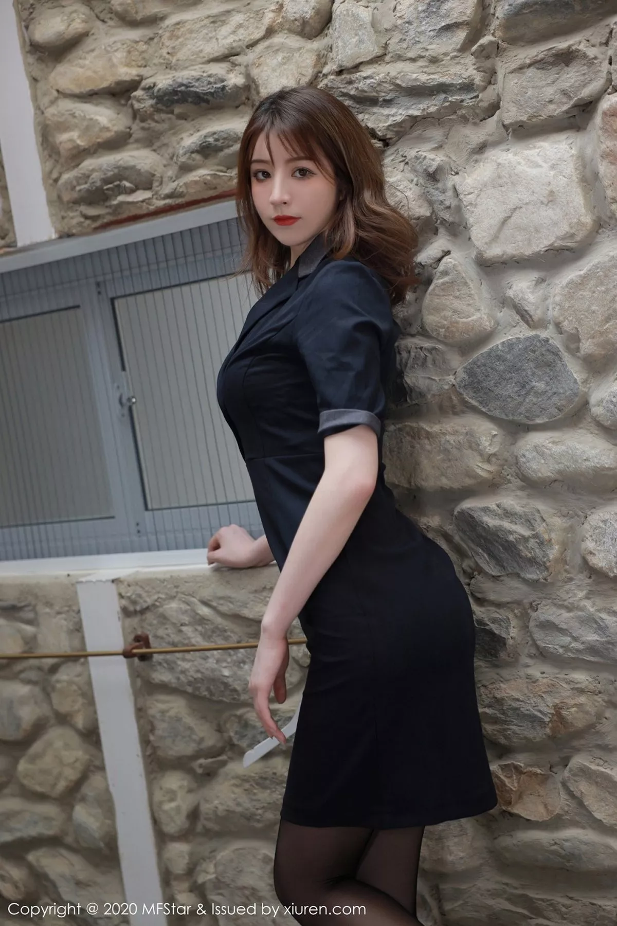 秀人集.com_[MFStar模范学院]Vol.337_嫩模yoo优优大理旅拍浴室典雅黑色制服极致妩媚诱惑写真55P