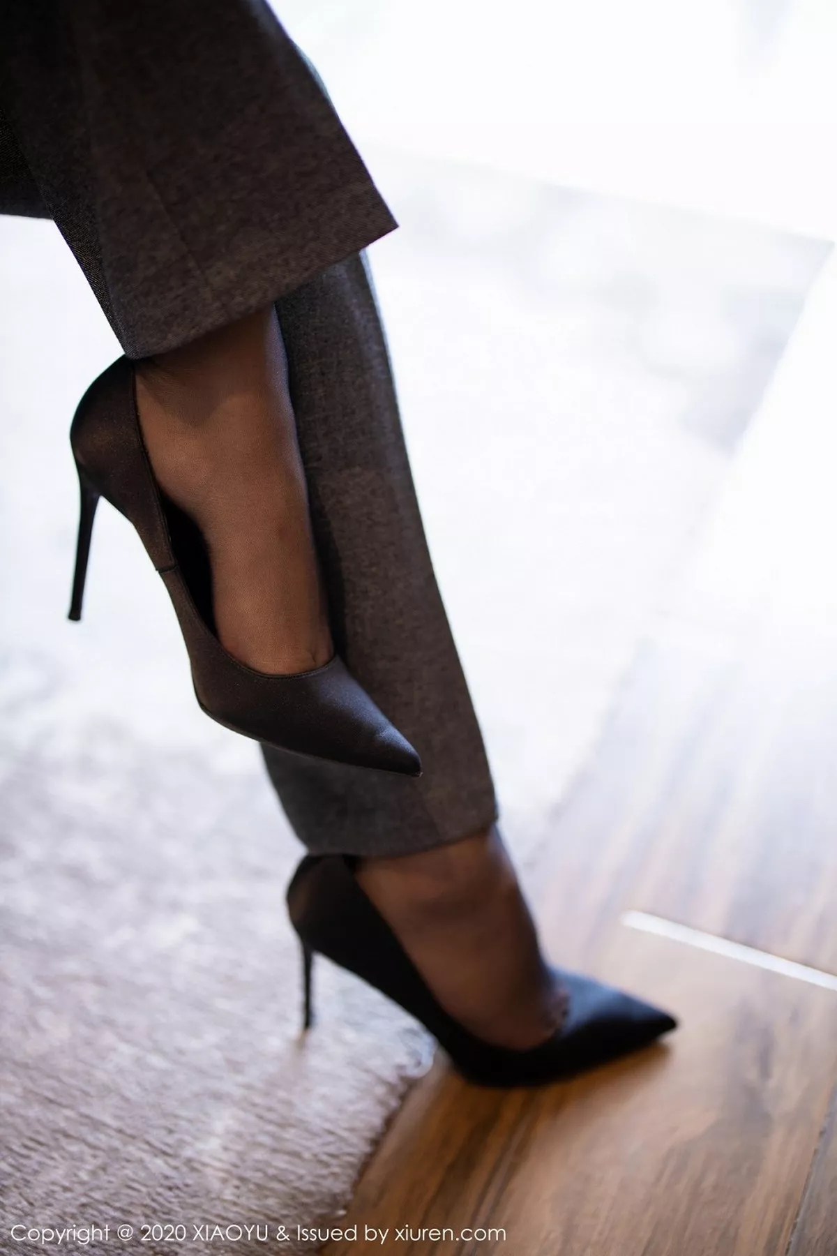 秀人集.com_[XiaoYu画语界]Vol.319_女神芝芝Booty阳朔旅拍职场制服主题露吊带黑丝袜撩人诱惑写真96P