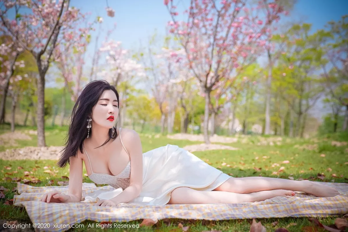 秀人集.com_[XiuRen秀人网]No.2297_嫩模沈梦瑶外景吊裙主题草地上半脱裙子真空露火辣身材诱惑写真55P