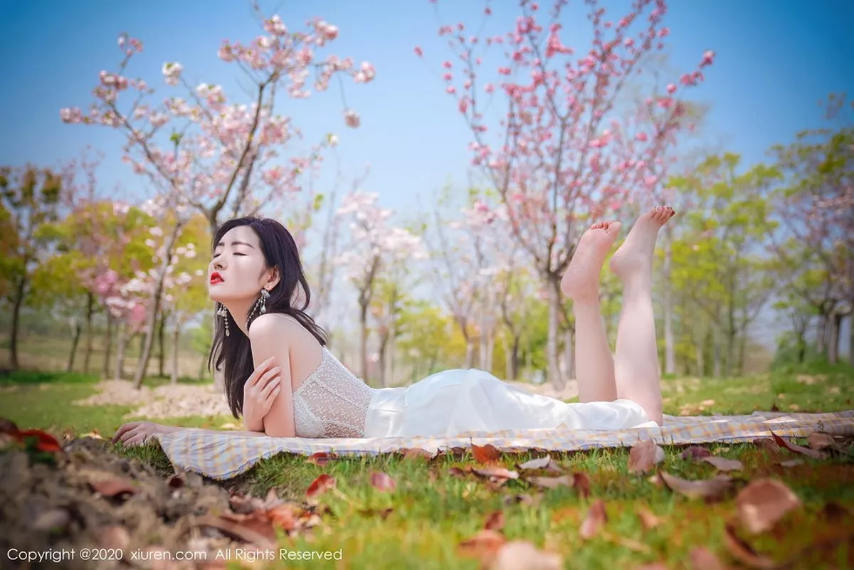 秀人集.com_[XiuRen秀人网]No.2297_嫩模沈梦瑶外景吊裙主题草地上半脱裙子真空露火辣身材诱惑写真55P