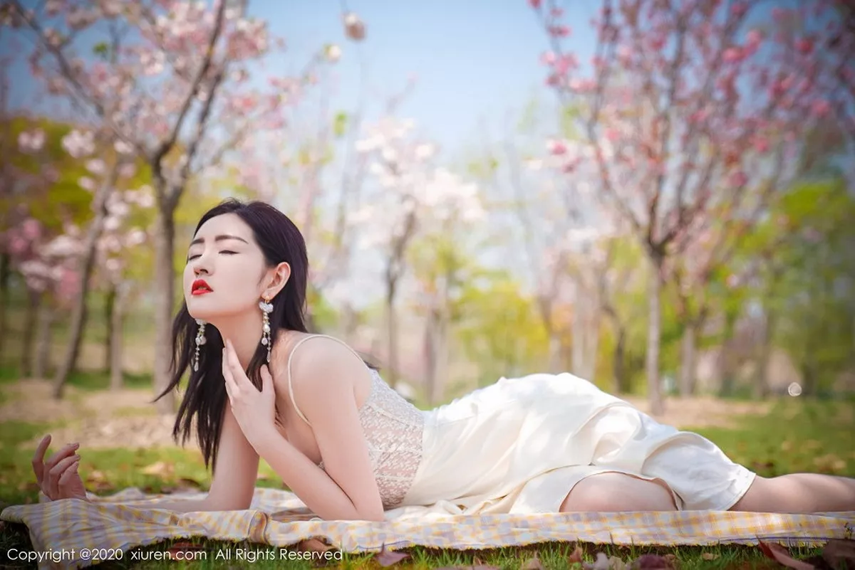 秀人集.com_[XiuRen秀人网]No.2297_嫩模沈梦瑶外景吊裙主题草地上半脱裙子真空露火辣身材诱惑写真55P