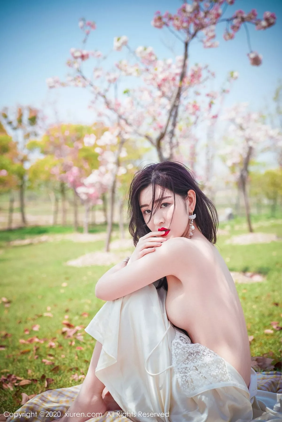 秀人集.com_[XiuRen秀人网]No.2297_嫩模沈梦瑶外景吊裙主题草地上半脱裙子真空露火辣身材诱惑写真55P