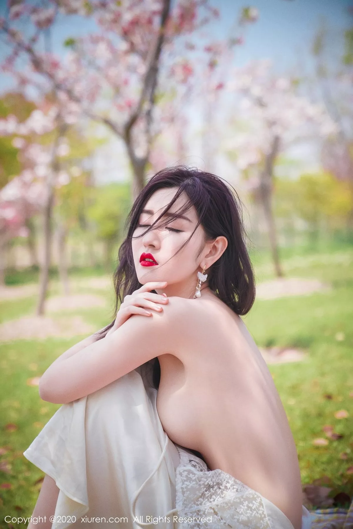 秀人集.com_[XiuRen秀人网]No.2297_嫩模沈梦瑶外景吊裙主题草地上半脱裙子真空露火辣身材诱惑写真55P