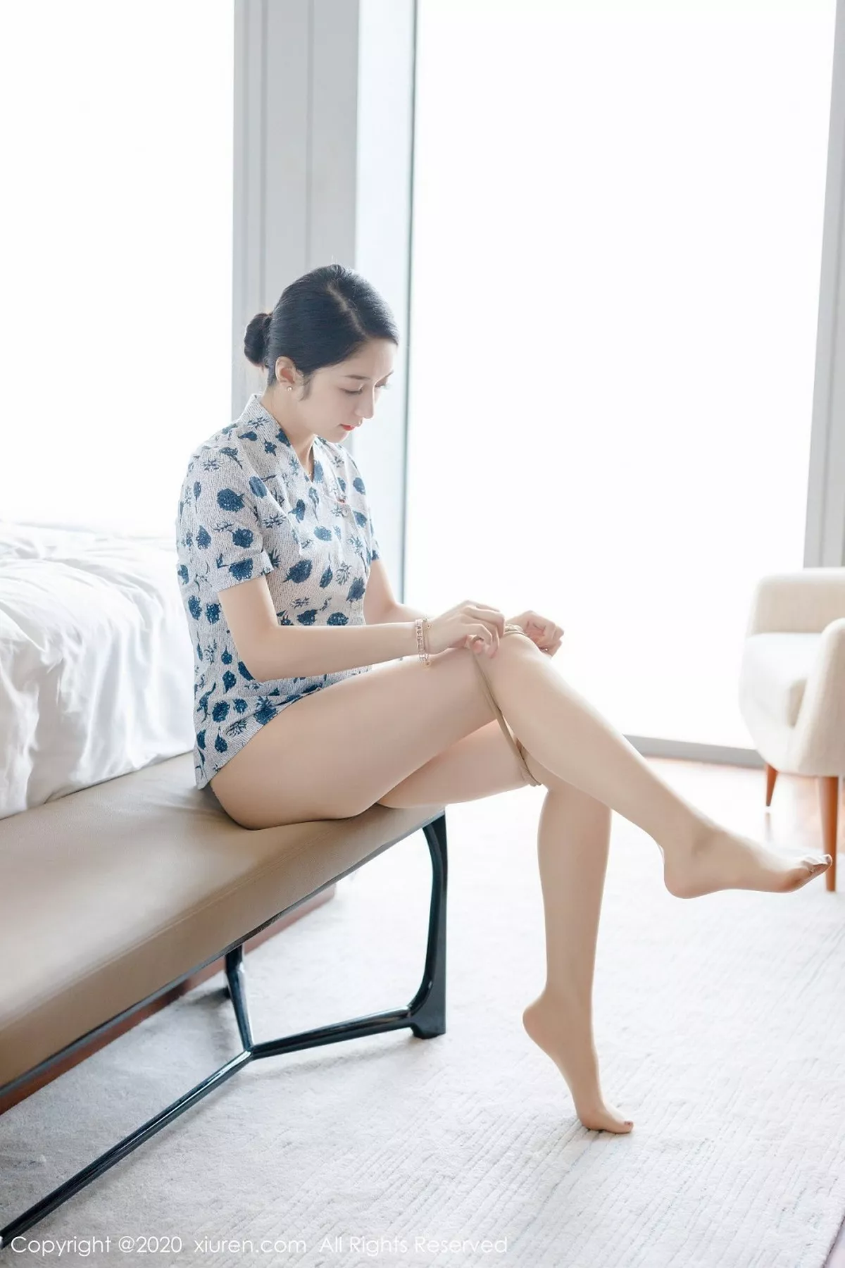 秀人集.com_[XiuRen秀人网]No.2305_女神Angela小热巴空乘制服主题剧情镜头下半脱秀完美身材写真100P