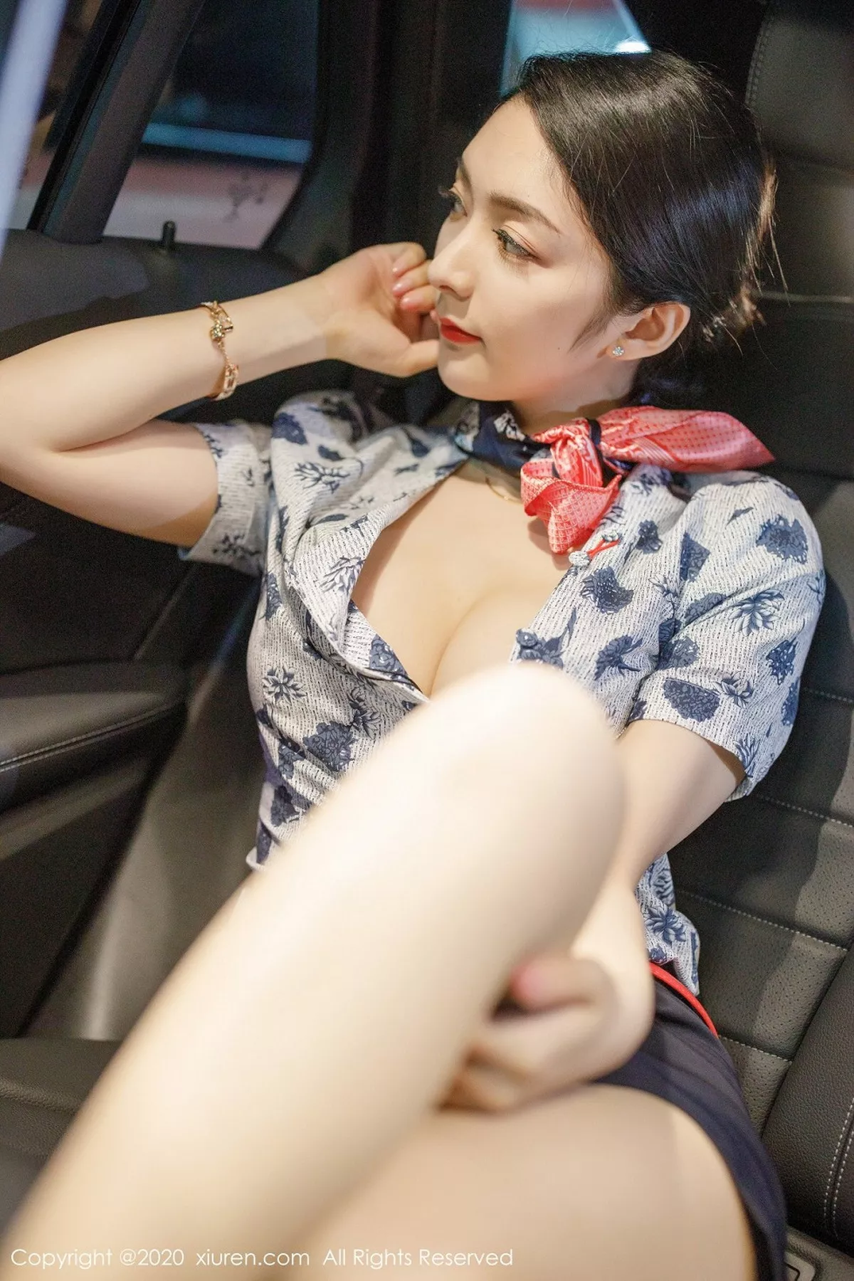 秀人集.com_[XiuRen秀人网]No.2305_女神Angela小热巴空乘制服主题剧情镜头下半脱秀完美身材写真100P