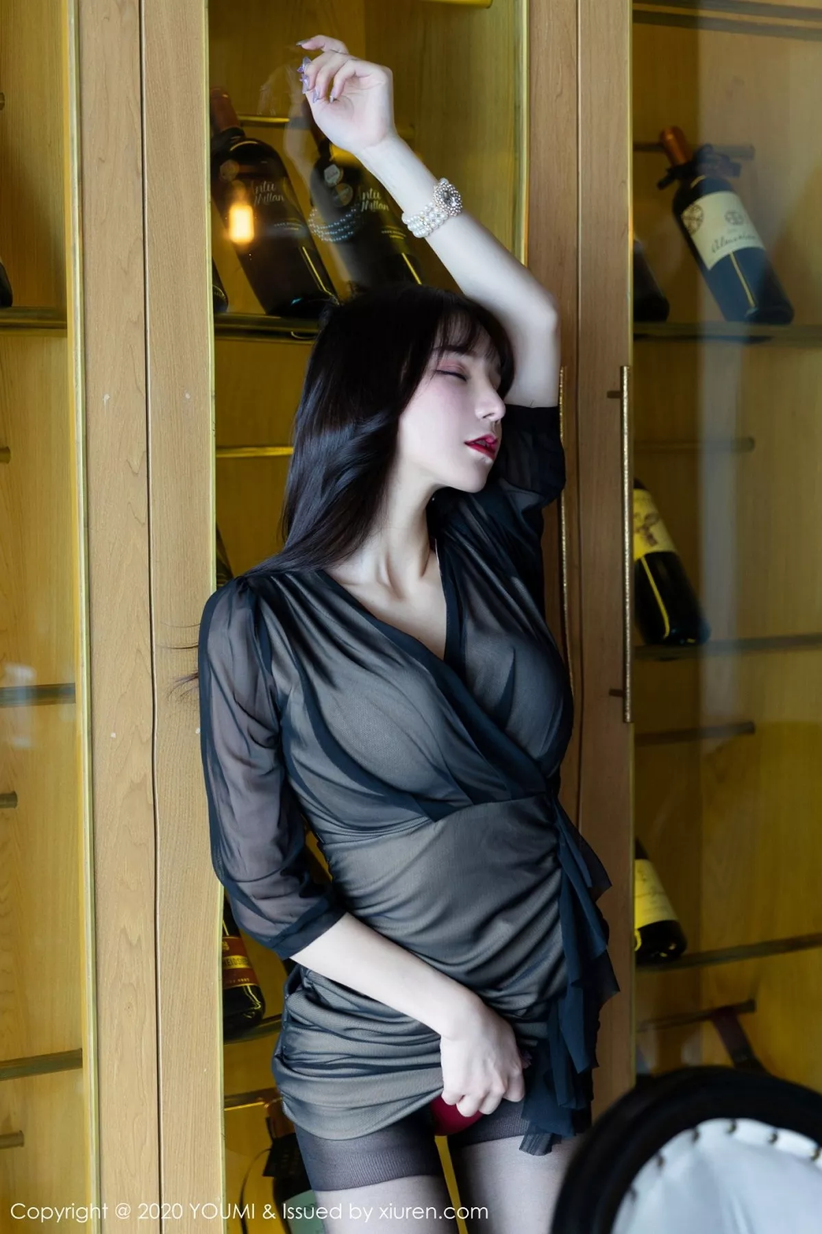 秀人集.com_[YouMi尤蜜荟]Vol.482_女神周于希Sandy云南旅拍典雅礼裙半脱秀开档黑丝裤袜诱惑写真61P