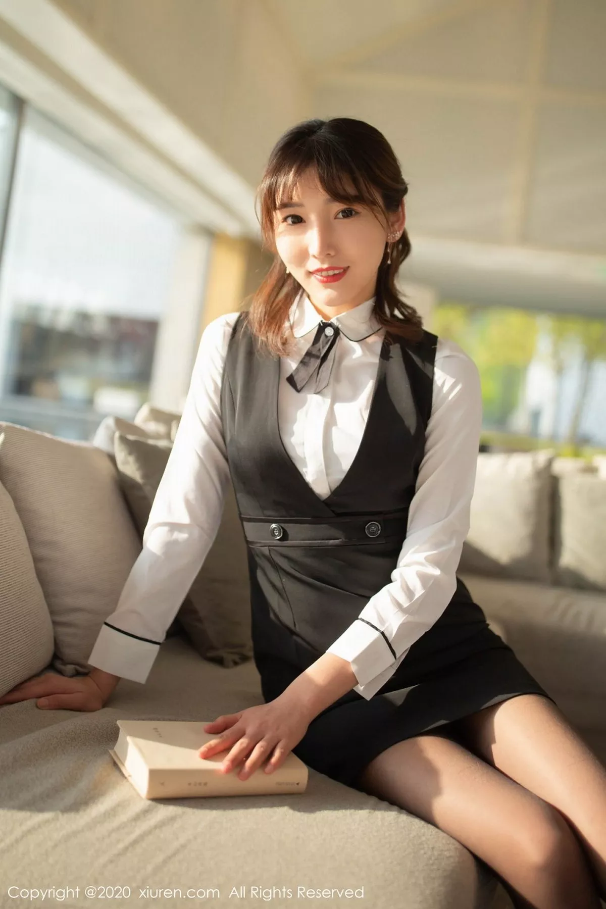 秀人集.com_[XiuRen秀人网]No.2312_嫩模陆萱萱乌镇+太湖旅拍前台经理主题黑丝裤袜秀翘臀诱惑写真72P