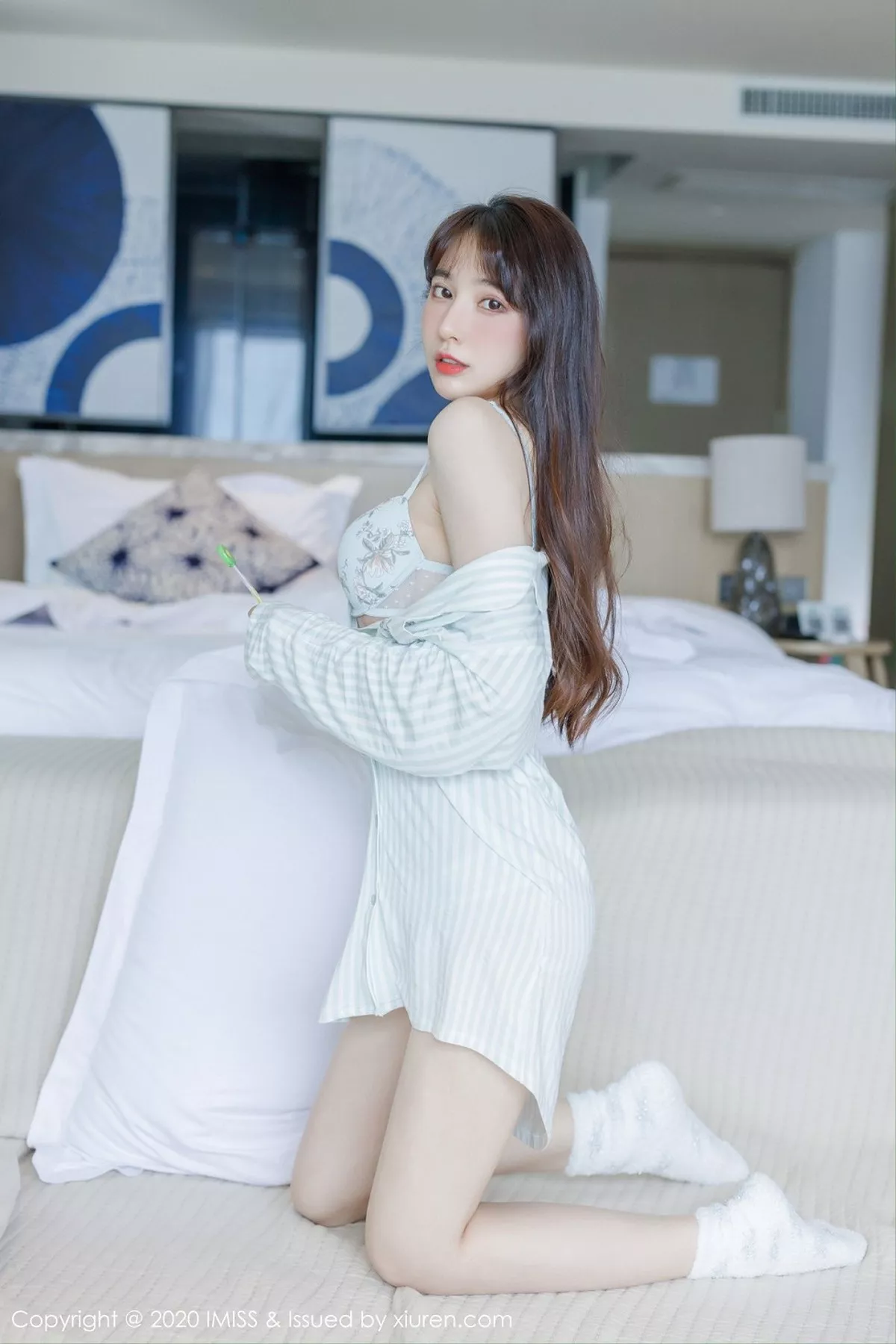 秀人集.com_[IMISS爱蜜社]Vol.481_女神Lynn刘奕宁私房床上性感衬衣半脱秀完美身材诱惑写真24P