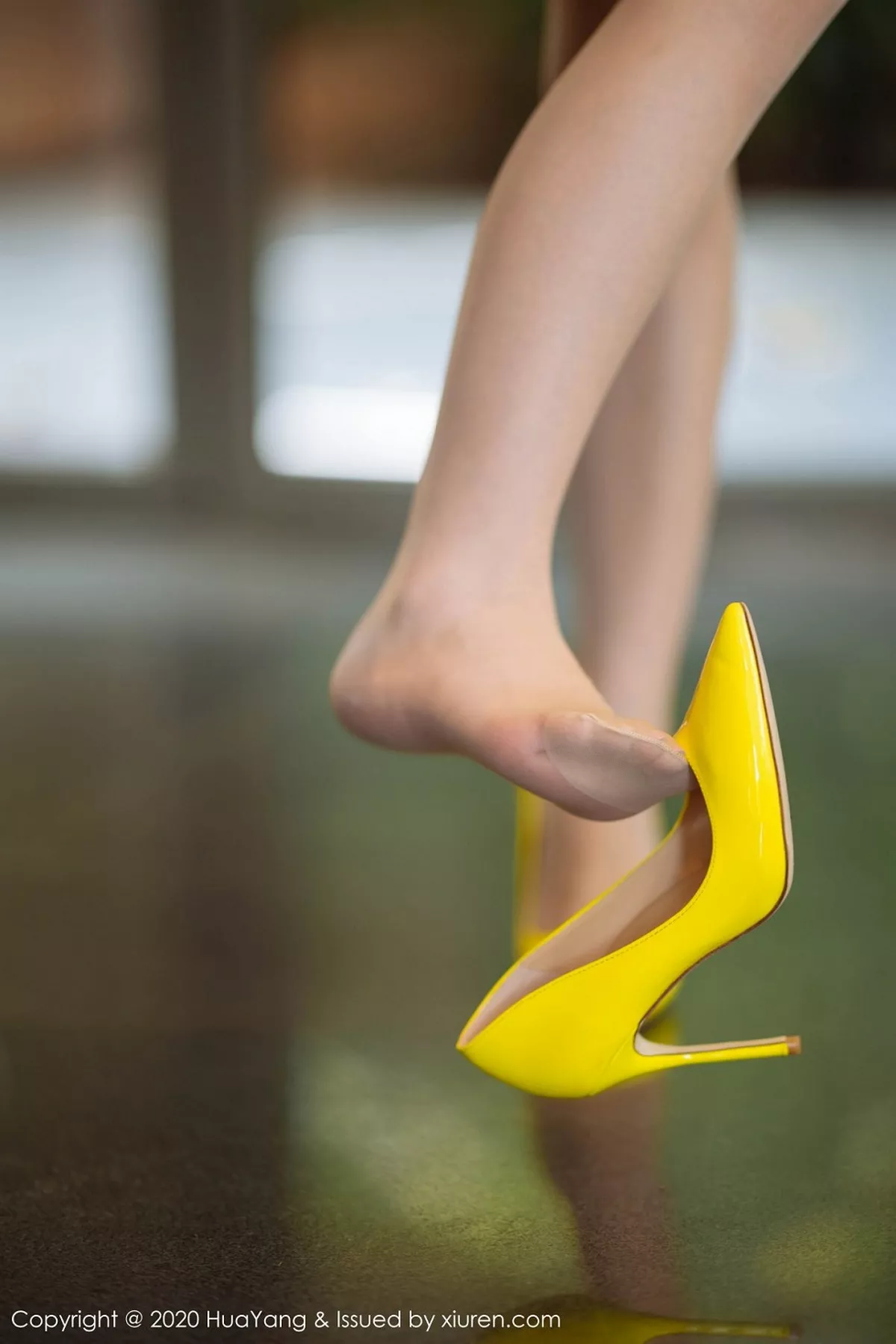 秀人集.com_[HuaYang花漾]Vol.253_女神周于希Sandy三亚旅拍黄色镂空短裙秀火辣身材诱惑写真61P