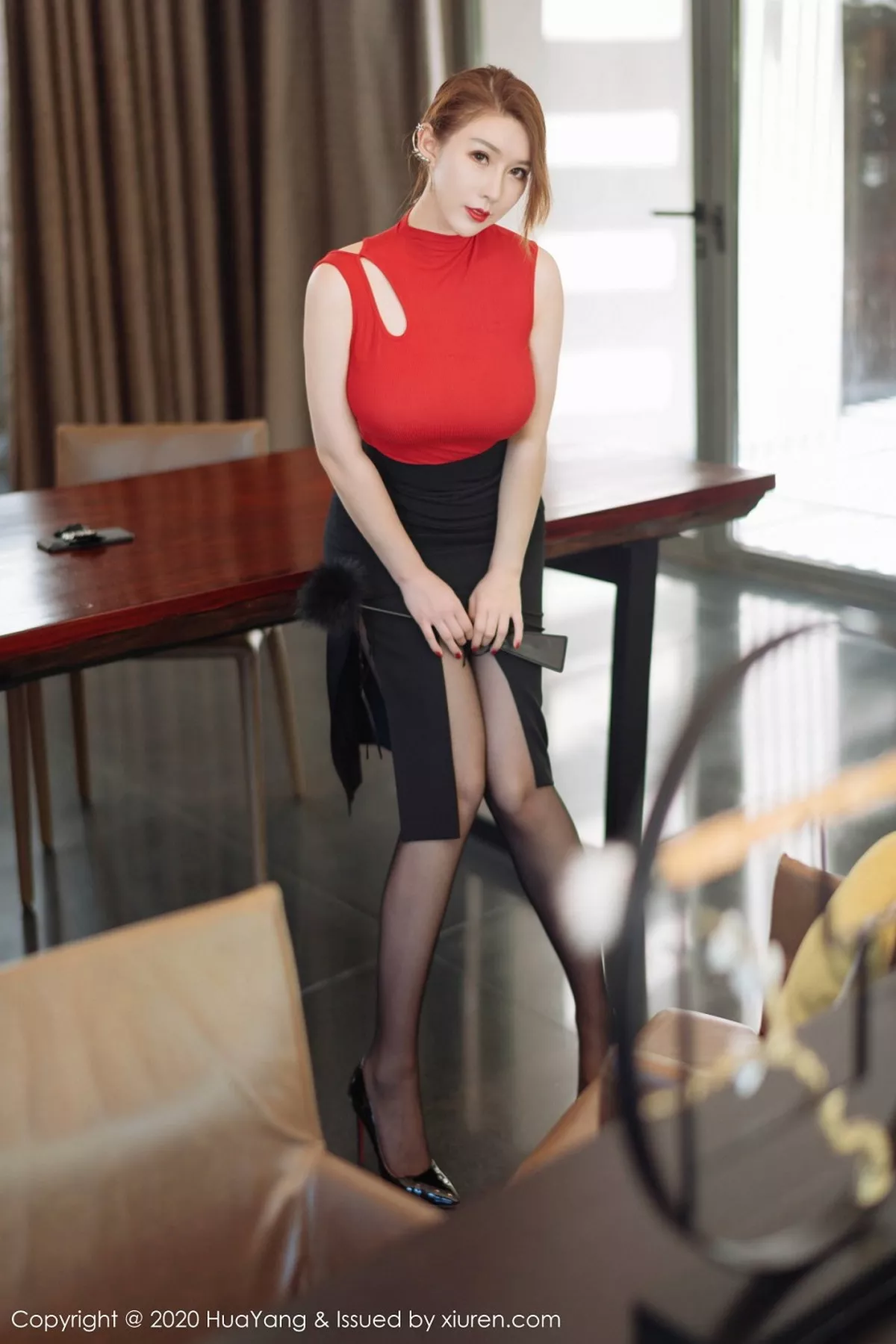 秀人集.com_[HuaYang花漾]Vol.254_女神Egg-尤妮丝三亚旅拍黑短裙配黑丝袜秀完美身材诱惑写真53P