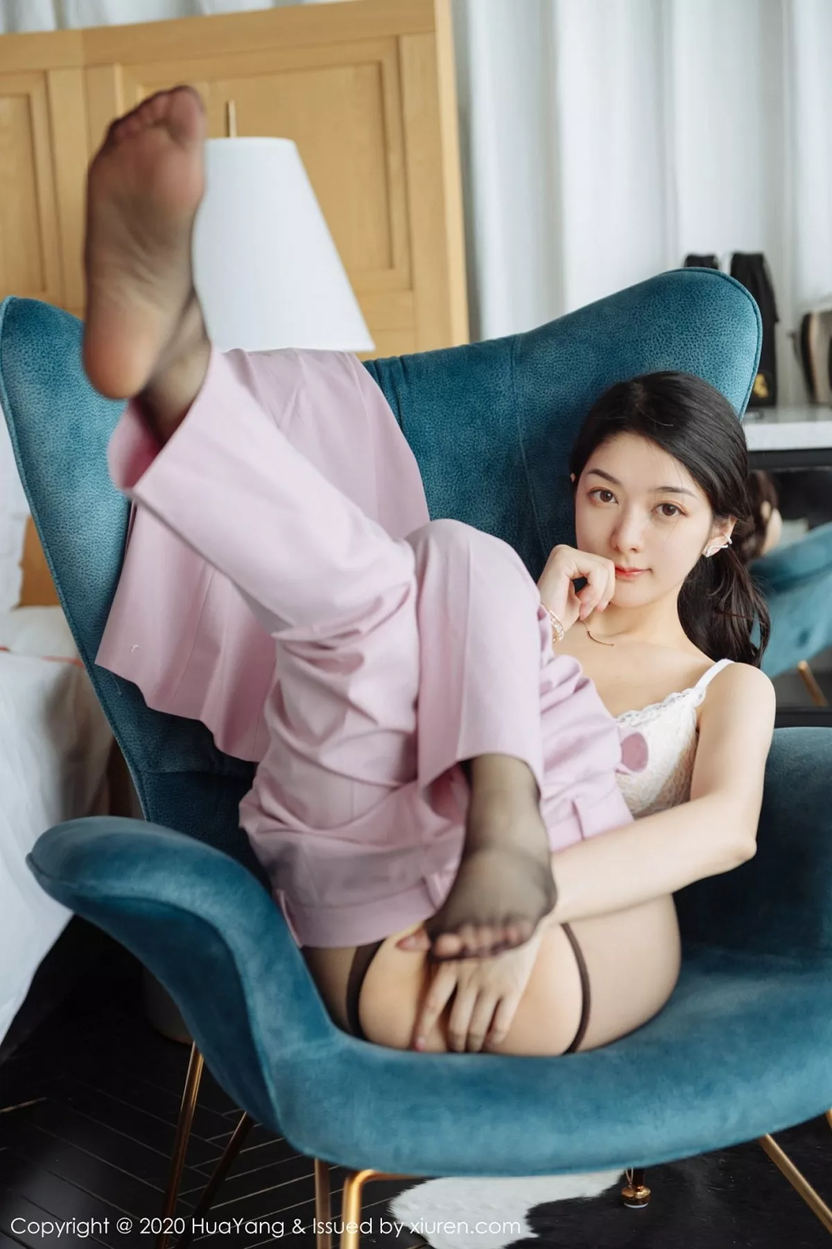 秀人集.com_[HuaYang花漾]Vol.255_女神Angela小热巴云南旅拍白色蕾丝内衣配开档黑丝诱惑写真60P