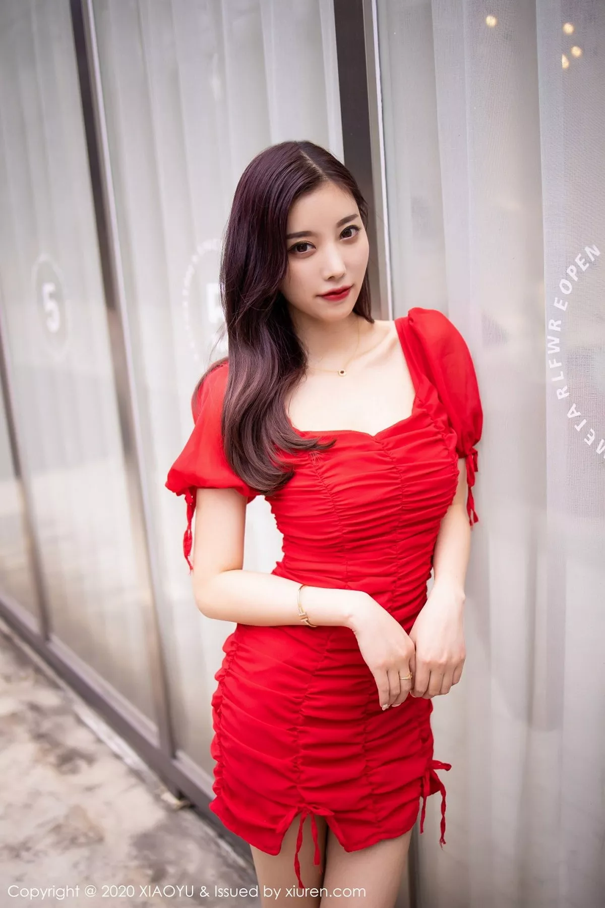 秀人集.com_[XiaoYu画语界]Vol.326_女神杨晨晨sugar街拍主题鲜艳红裙秀完美身材动人写真73P