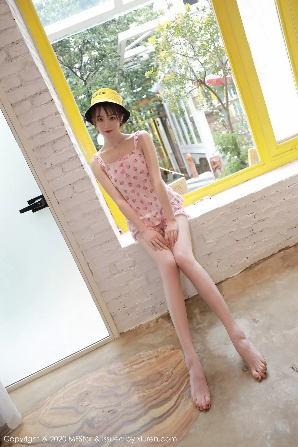 秀人集.com_[MFStar模范学院]Vol.349_嫩模yoo优优大理旅拍私房粉色草莓睡衣妩媚动人写真50P