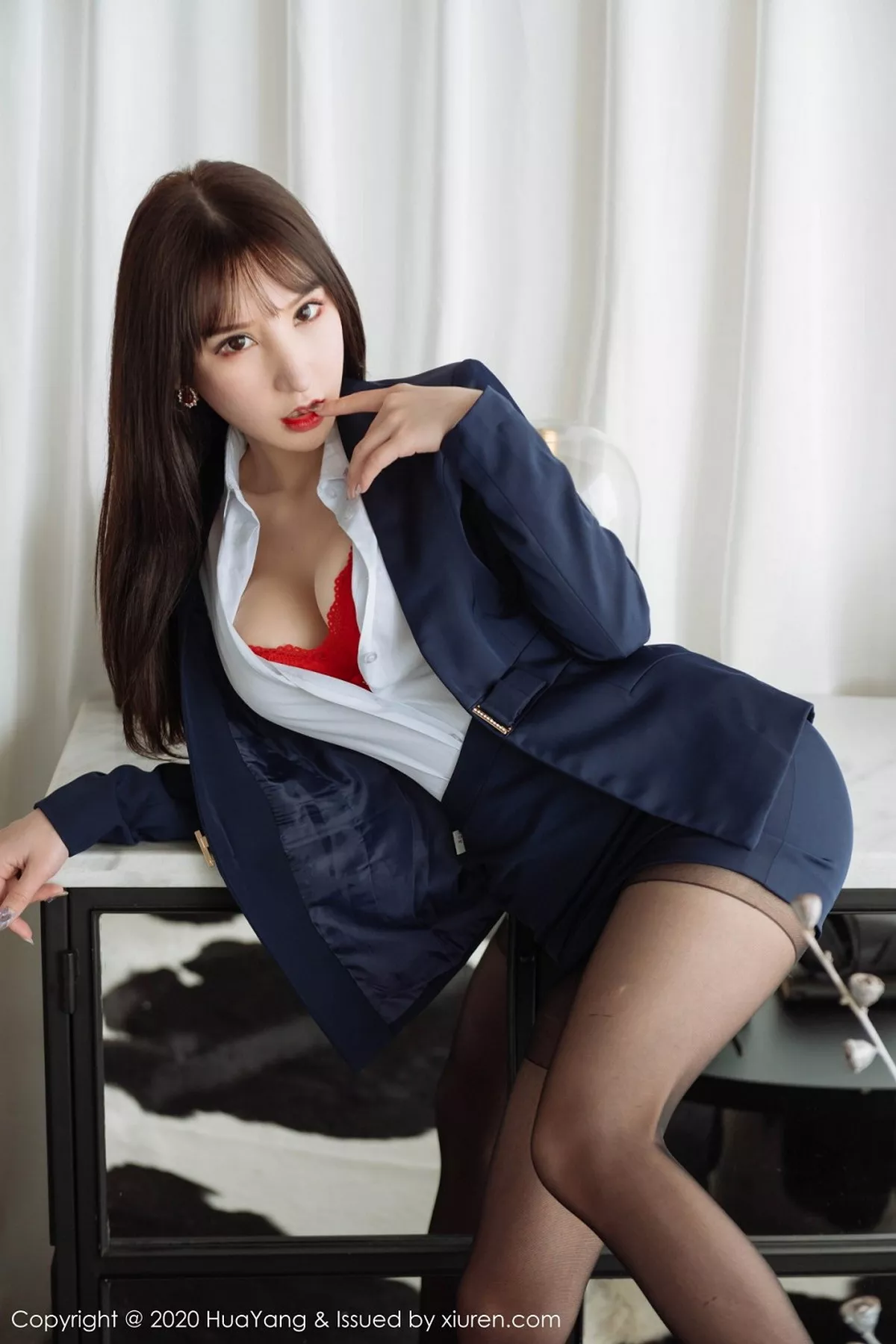 秀人集.com_[HuaYang花漾]Vol.247_女神周于希云南旅拍私人管家主题开档黑丝裤袜诱惑写真65P