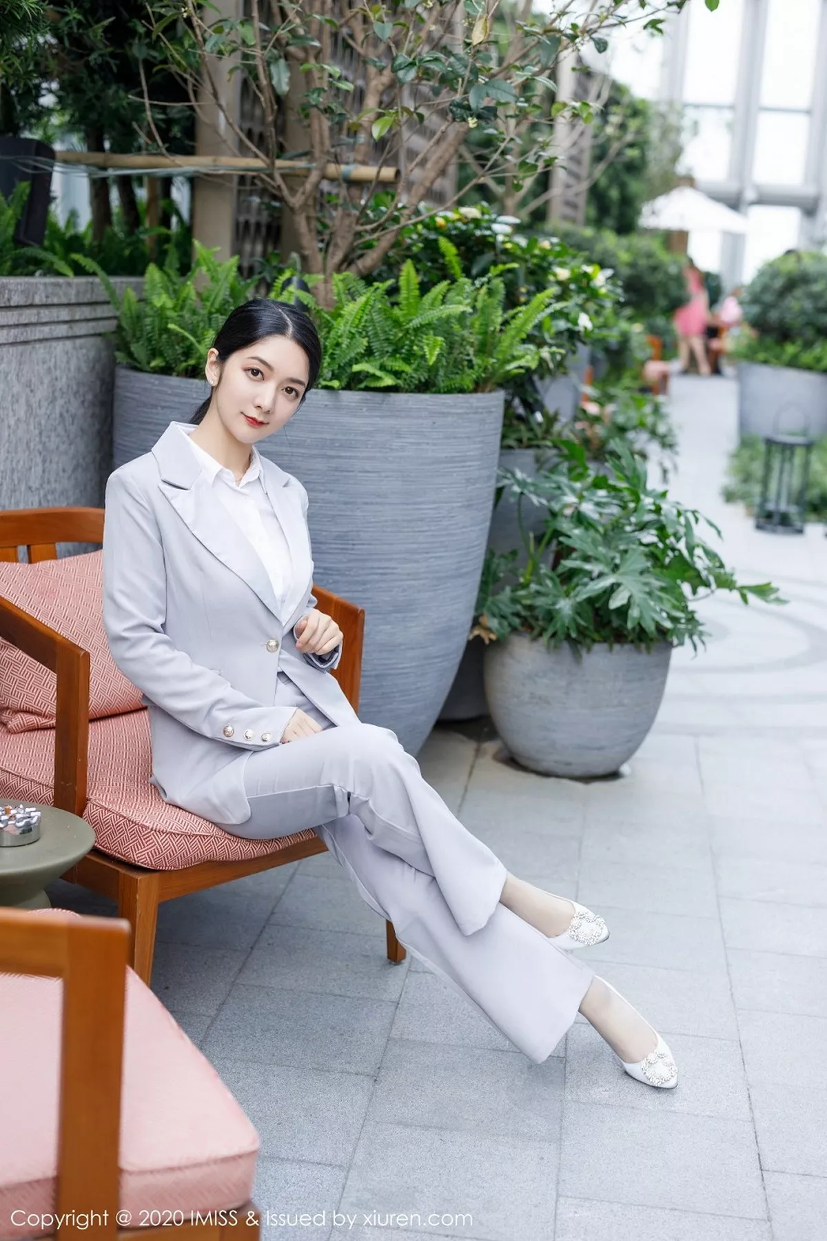 秀人集.com_[IMISS爱蜜社]Vol.483_女神@Angela小热巴飒爽干练西装半脱露性感内衣诱惑写真58P