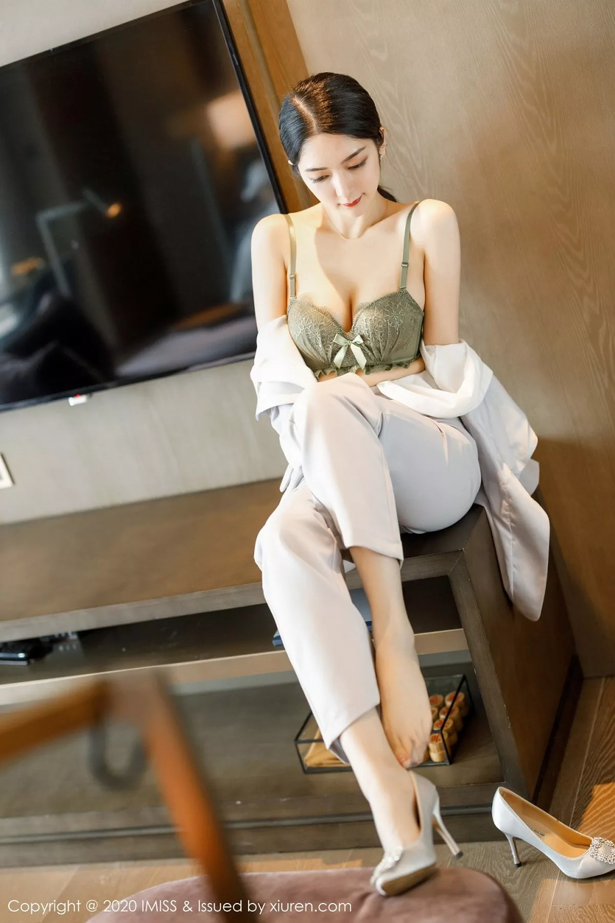秀人集.com_[IMISS爱蜜社]Vol.483_女神@Angela小热巴飒爽干练西装半脱露性感内衣诱惑写真58P