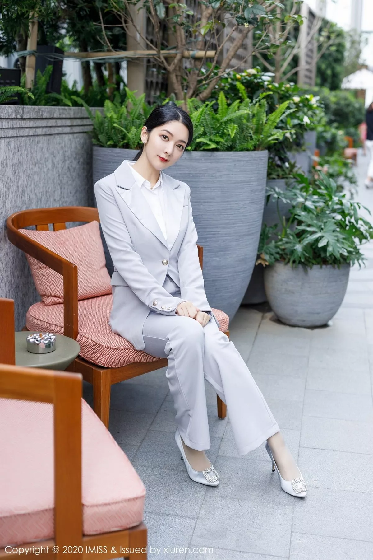 秀人集.com_[IMISS爱蜜社]Vol.483_女神@Angela小热巴飒爽干练西装半脱露性感内衣诱惑写真58P